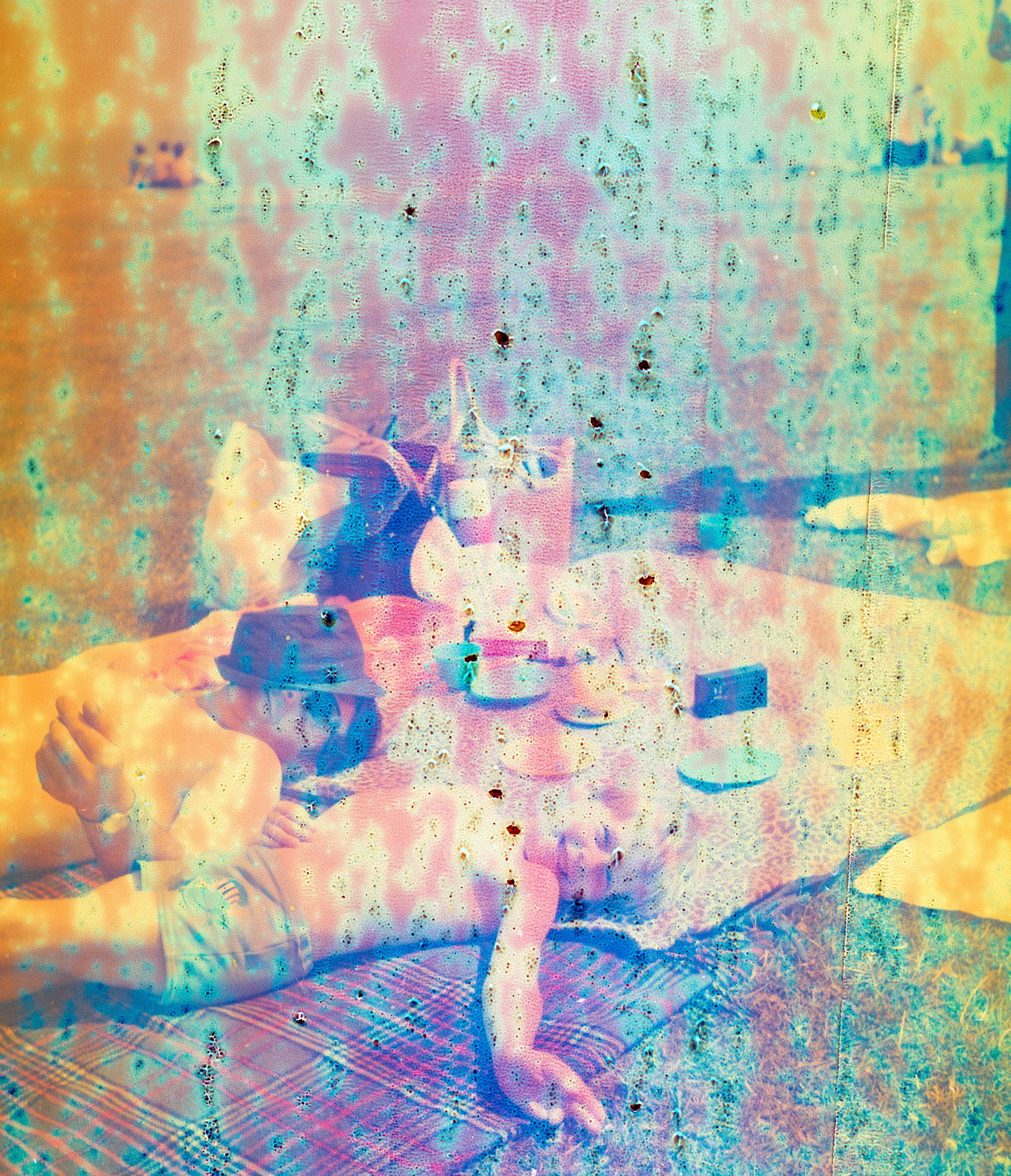 1BP-LSD auf Blotter mit chemischer Strukturformel zur Darstellung von Wirkung und Rechtslage