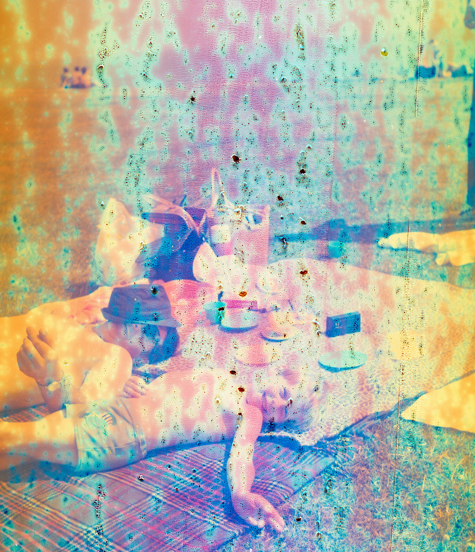 1BP-LSD auf Blotter mit chemischer Strukturformel zur Darstellung von Wirkung und Rechtslage