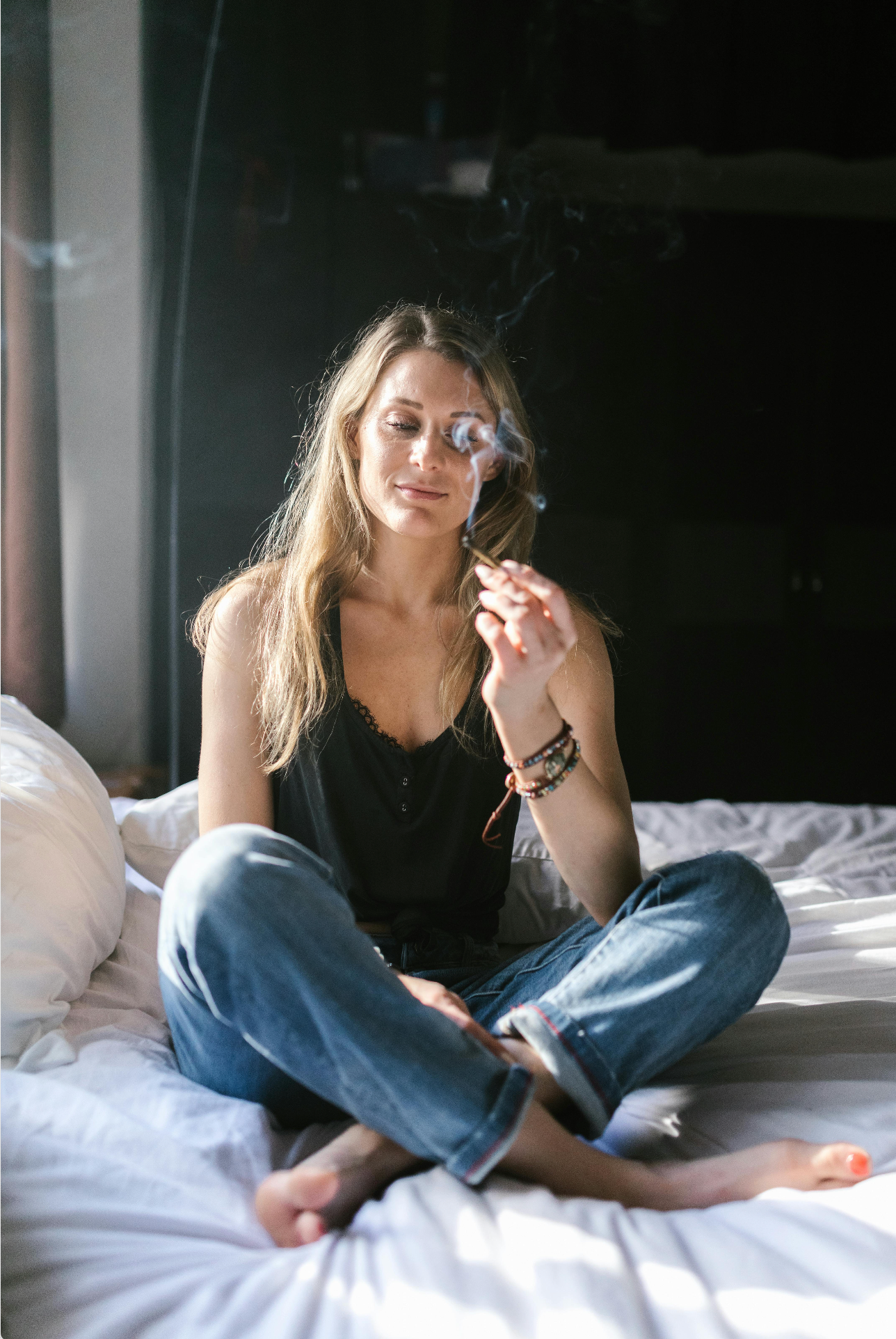 10-OH-HHC-Produkt neben deutschem Gesetzbuch zur Darstellung der aktuellen Rechtslage