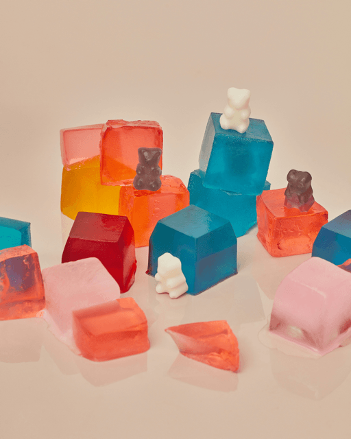 Junge Männer lagern Cannabis-Edibles in Glasbehältern – Tipps für perfekte Edibles Lagerung 2025