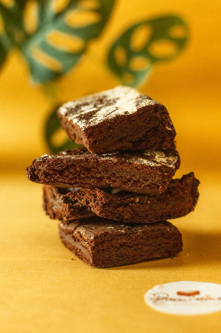 Frische Hasch-Brownies auf Teller – Anleitung zum Edibles Backen