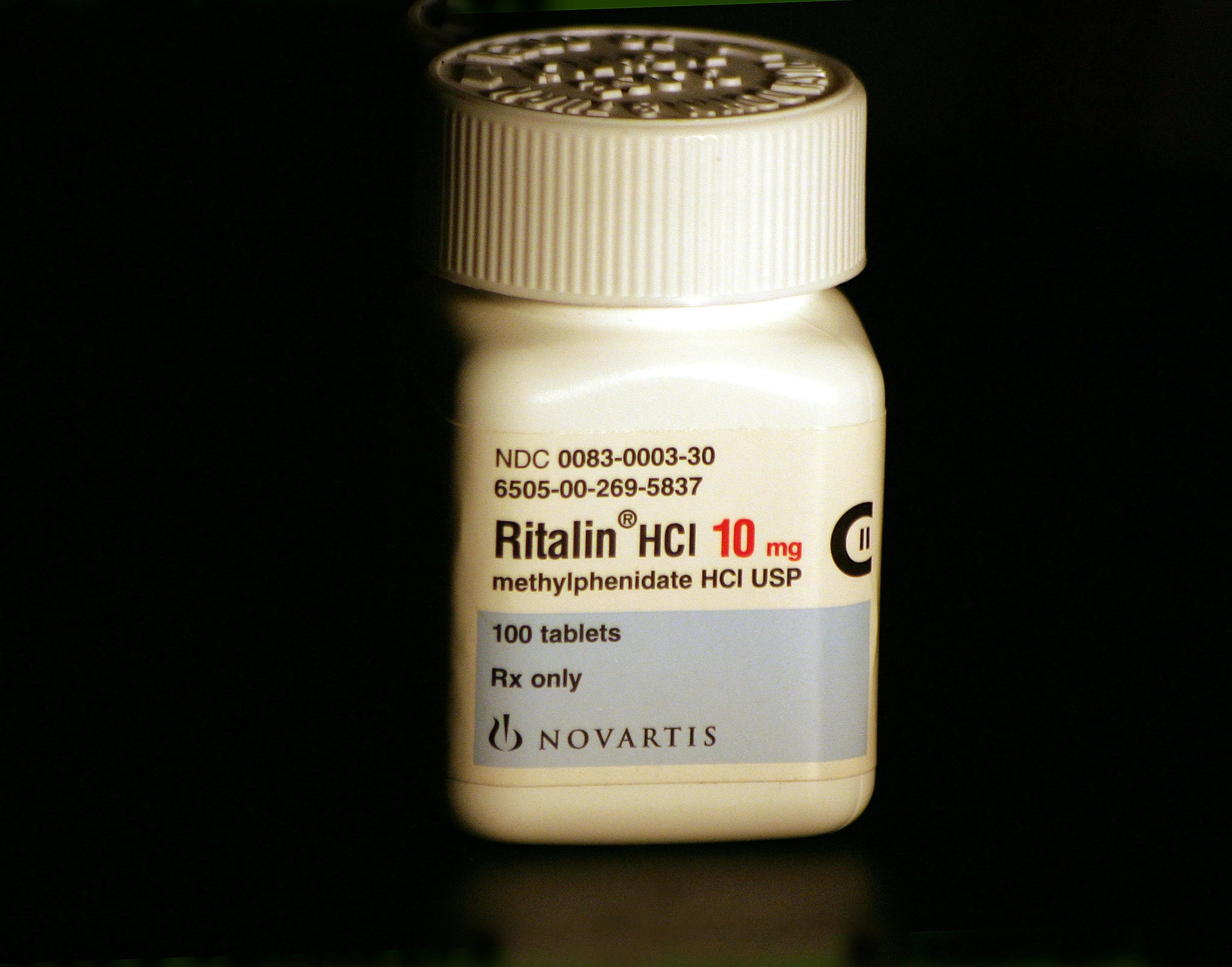Packung Ritalin-Tabletten auf Schreibtisch – Ritalin als ADHS-Medikament erklärt.