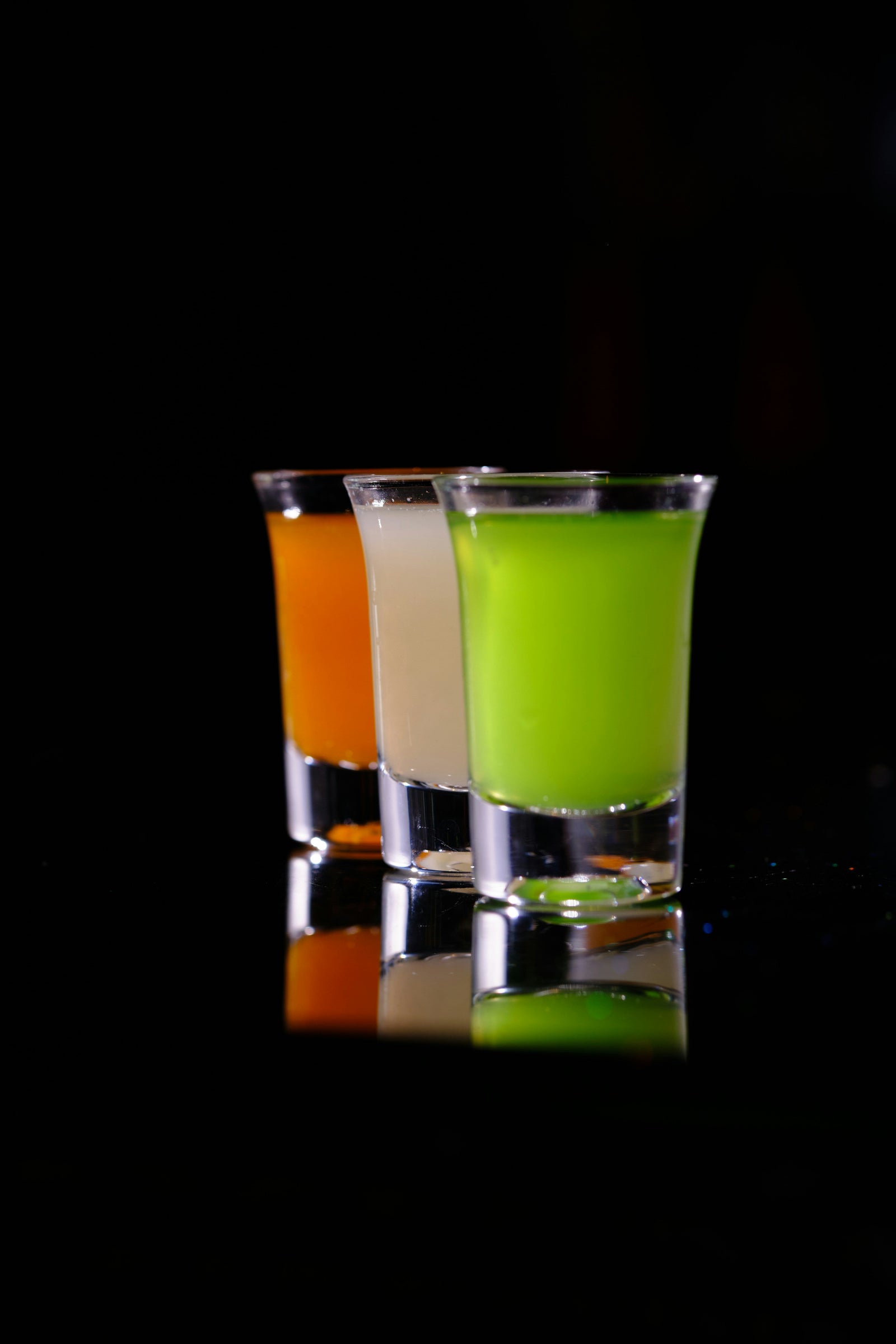 Nahaufnahme eines geöffneten THC Space Shot Fläschchens mit dem Etikett Happy Flower – kompakter Drink mit THC.