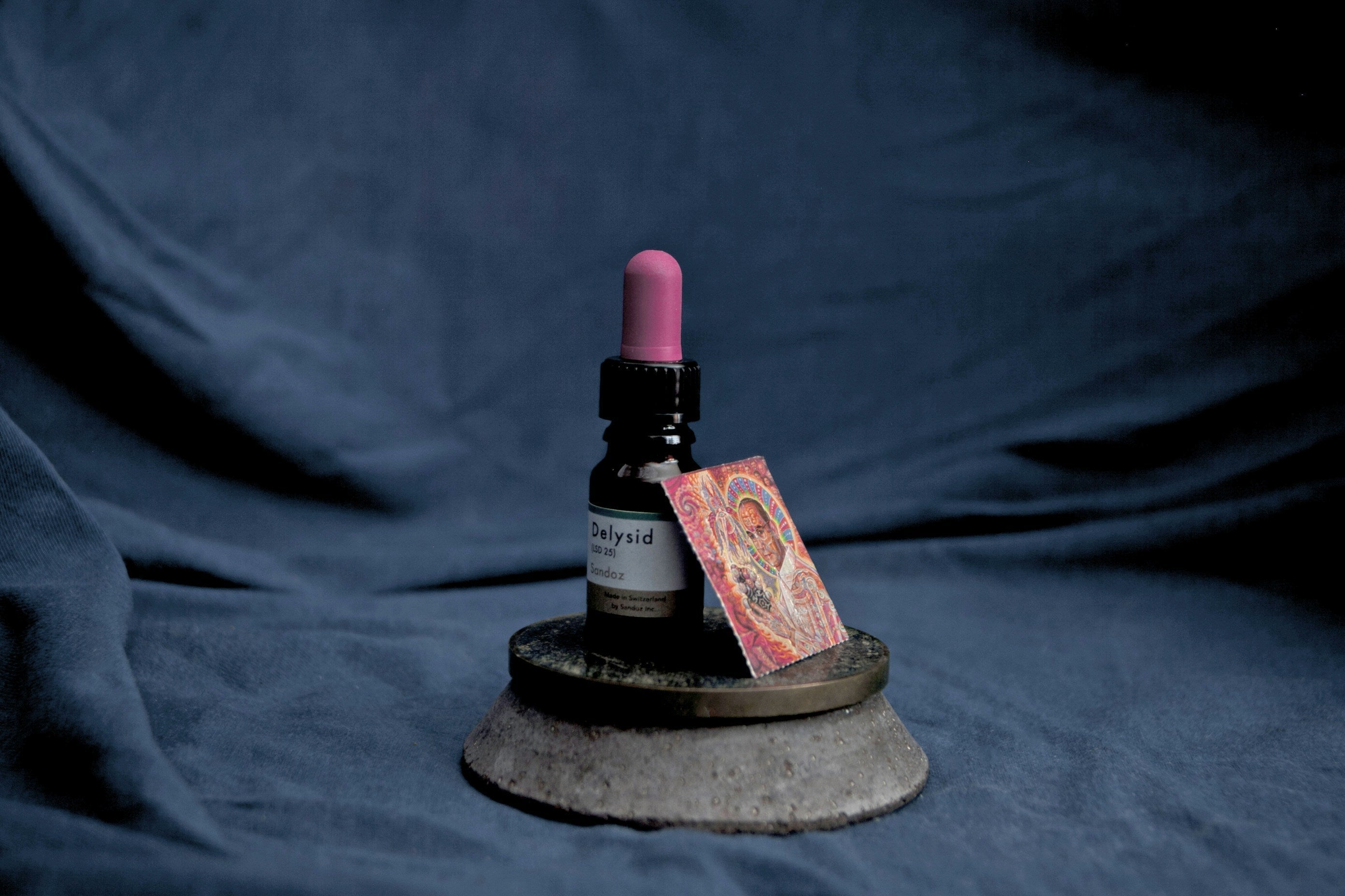 1S-LSD Microdosing Blotter in kleiner Dosierung – Symbol für kontrollierte Einnahme und präzise Anwendung.