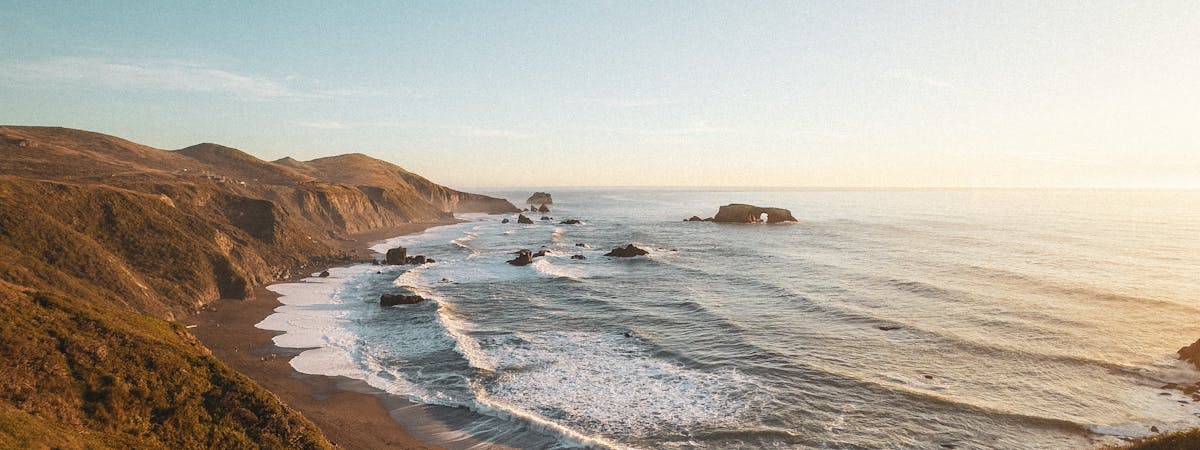 Kalifornische Küste bei Sonnenuntergang – Cali Weed Guide 2026