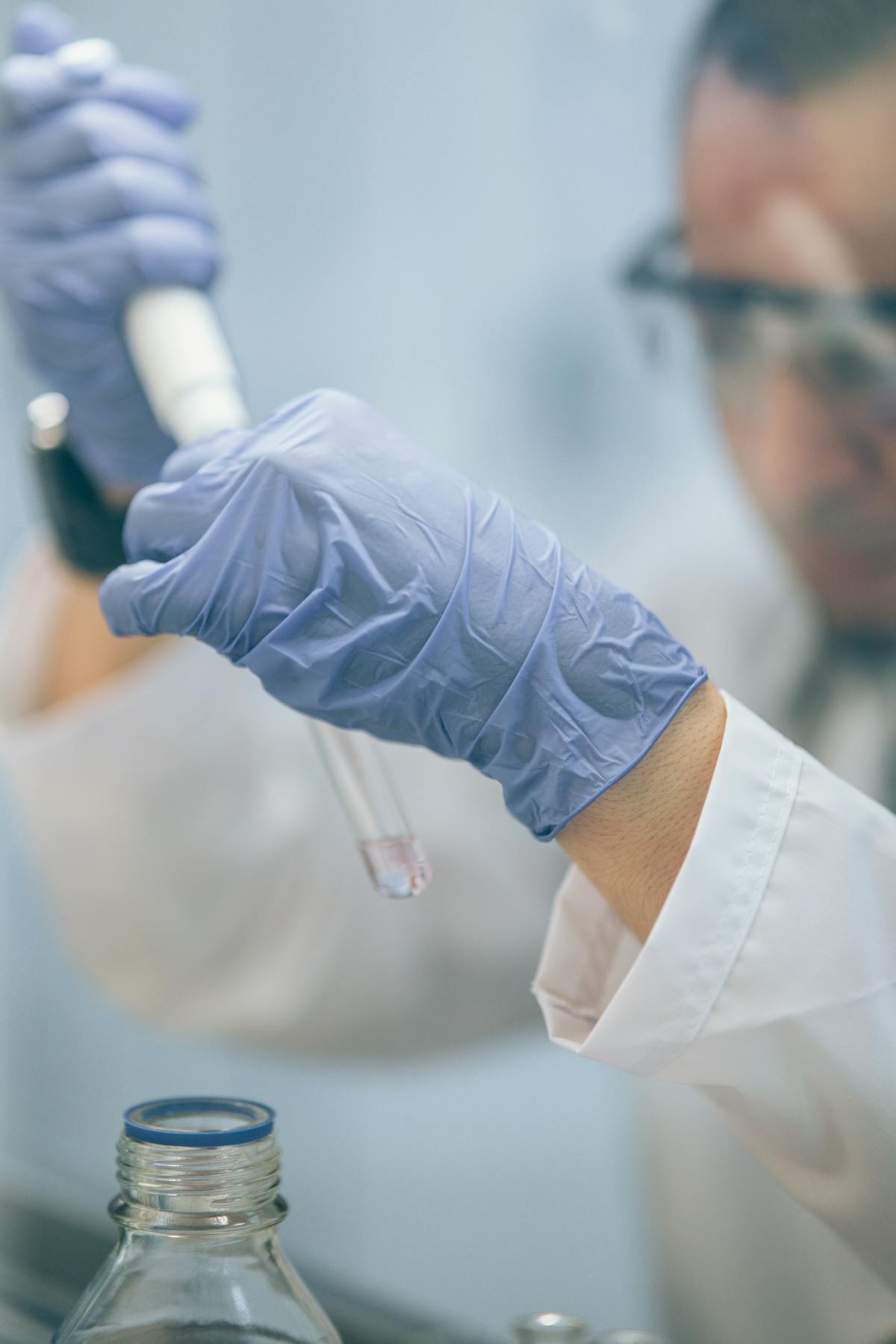 10-OX Cannabinoid Faktencheck — Wissenschaftler im Labor