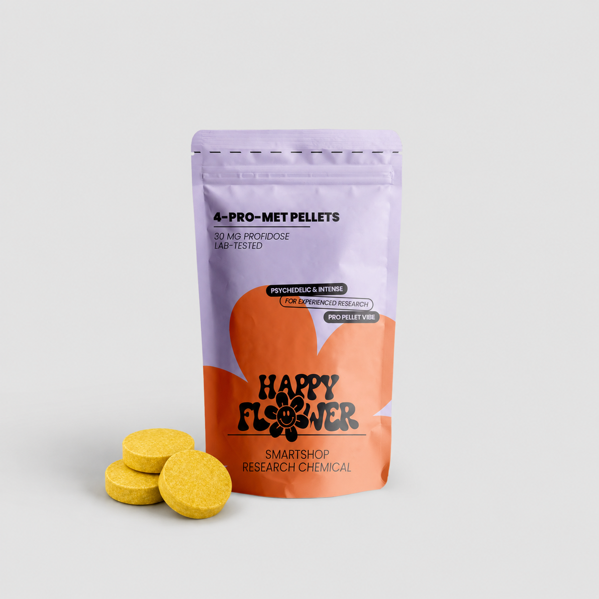 Happy Flower 4-PRO-MET Pellets 30 mg in lilafarben-korallfarbener Standbeutel-Verpackung mit drei gelben Pellets im Vordergrund auf hellem Hintergrund.