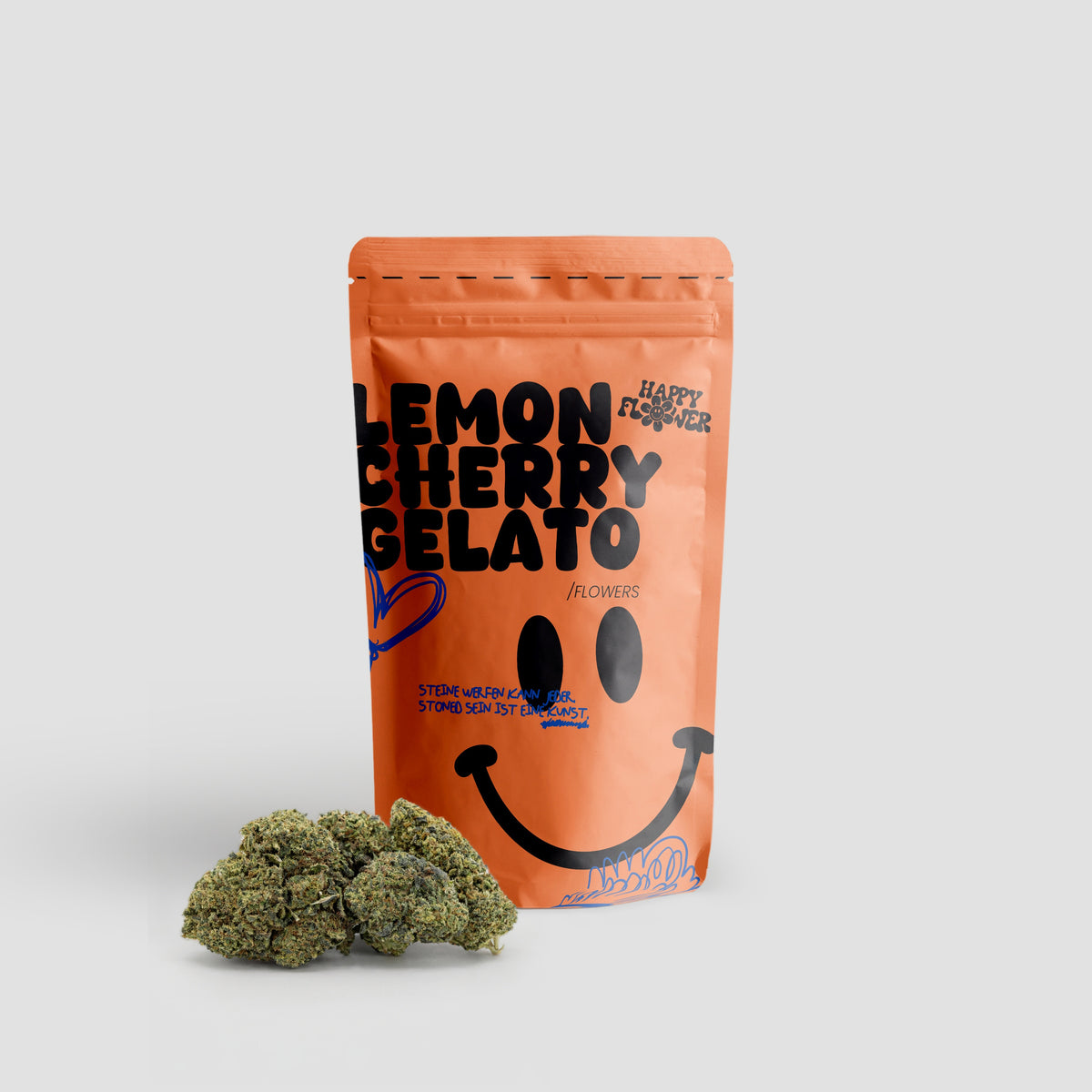 Happy Flower Lemon Cherry Gelato Flowers in korallfarbener Standbeutel-Verpackung mit mehreren Cannabisblüten im Vordergrund auf hellem Hintergrund.