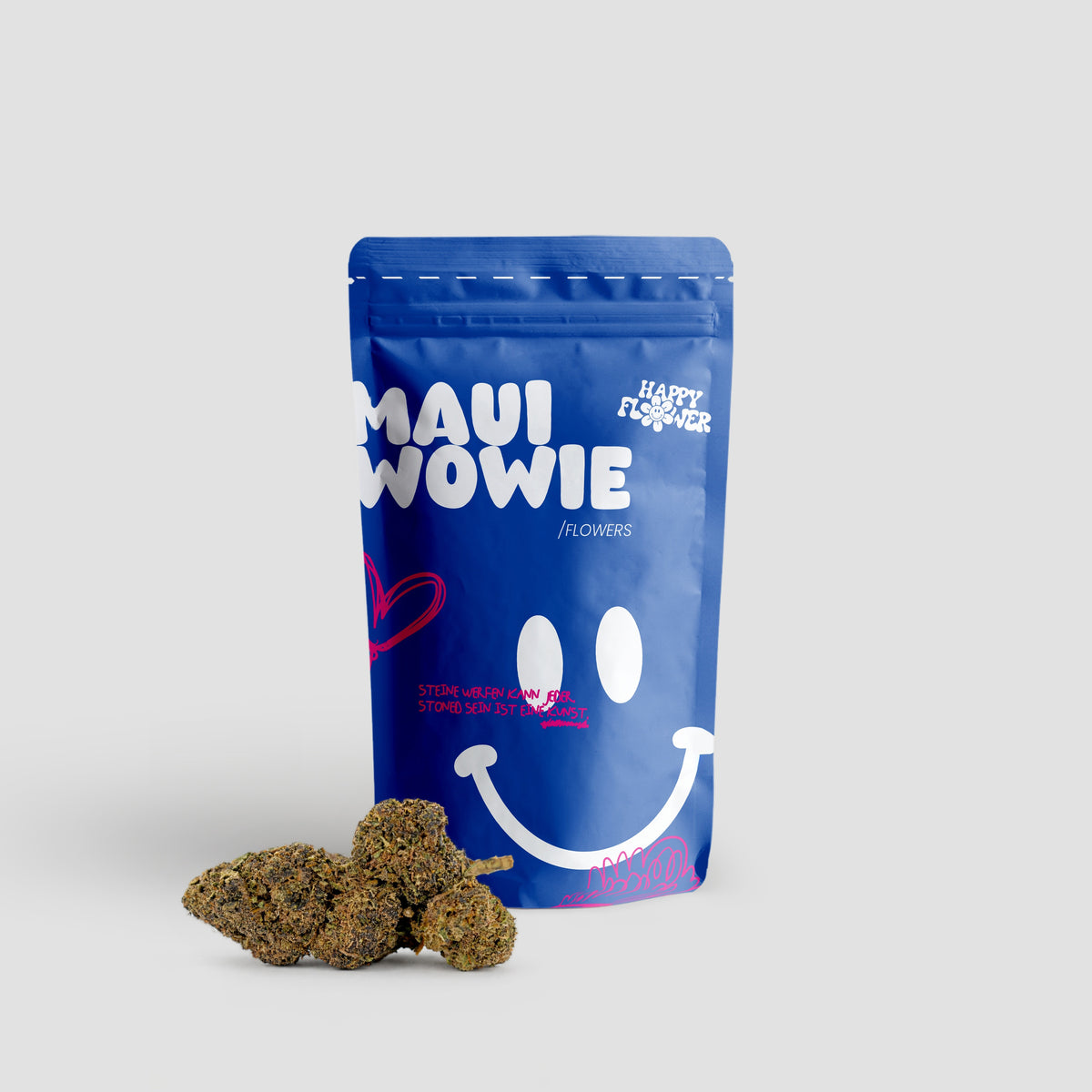 Happy Flower Maui Wowie Flowers in blauer Standbeutel-Verpackung mit mehreren Cannabisblüten im Vordergrund auf hellem Hintergrund.