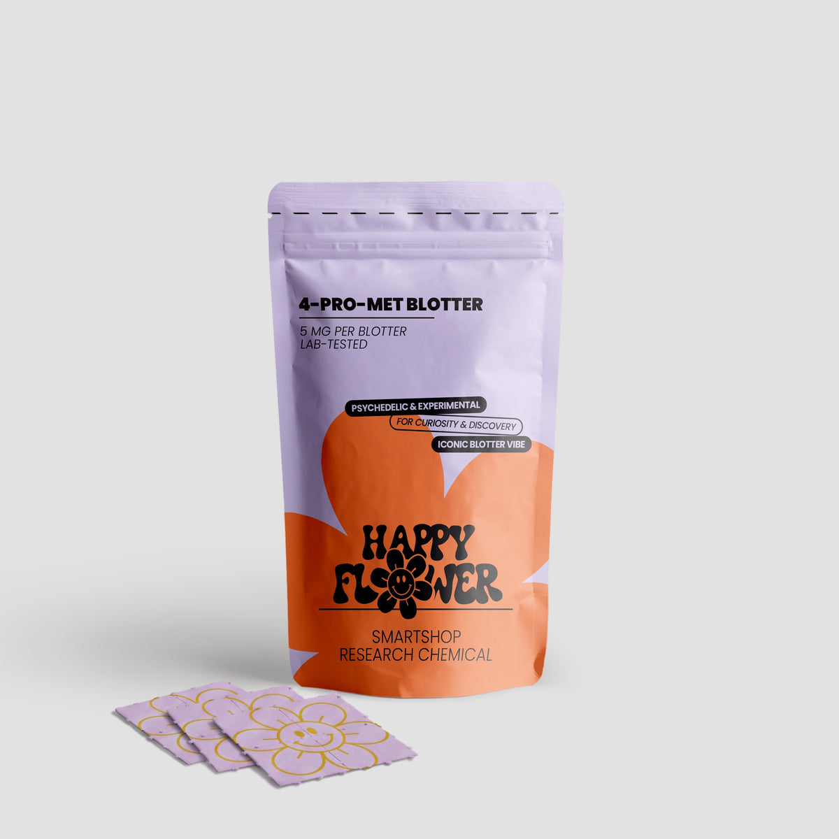 Happy Flower 4-PRO-MET Blotter 5 mg in lilafarben-korallfarbener Standbeutel-Verpackung mit mehreren bedruckten Blotter-Papieren auf hellem Hintergrund.