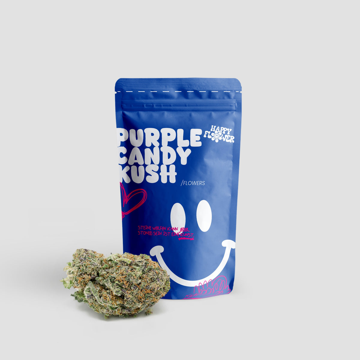Happy Flower Purple Candy Kush Flowers in blauer Standbeutel-Verpackung mit einer großen Cannabisblüte im Vordergrund auf hellem Hintergrund.