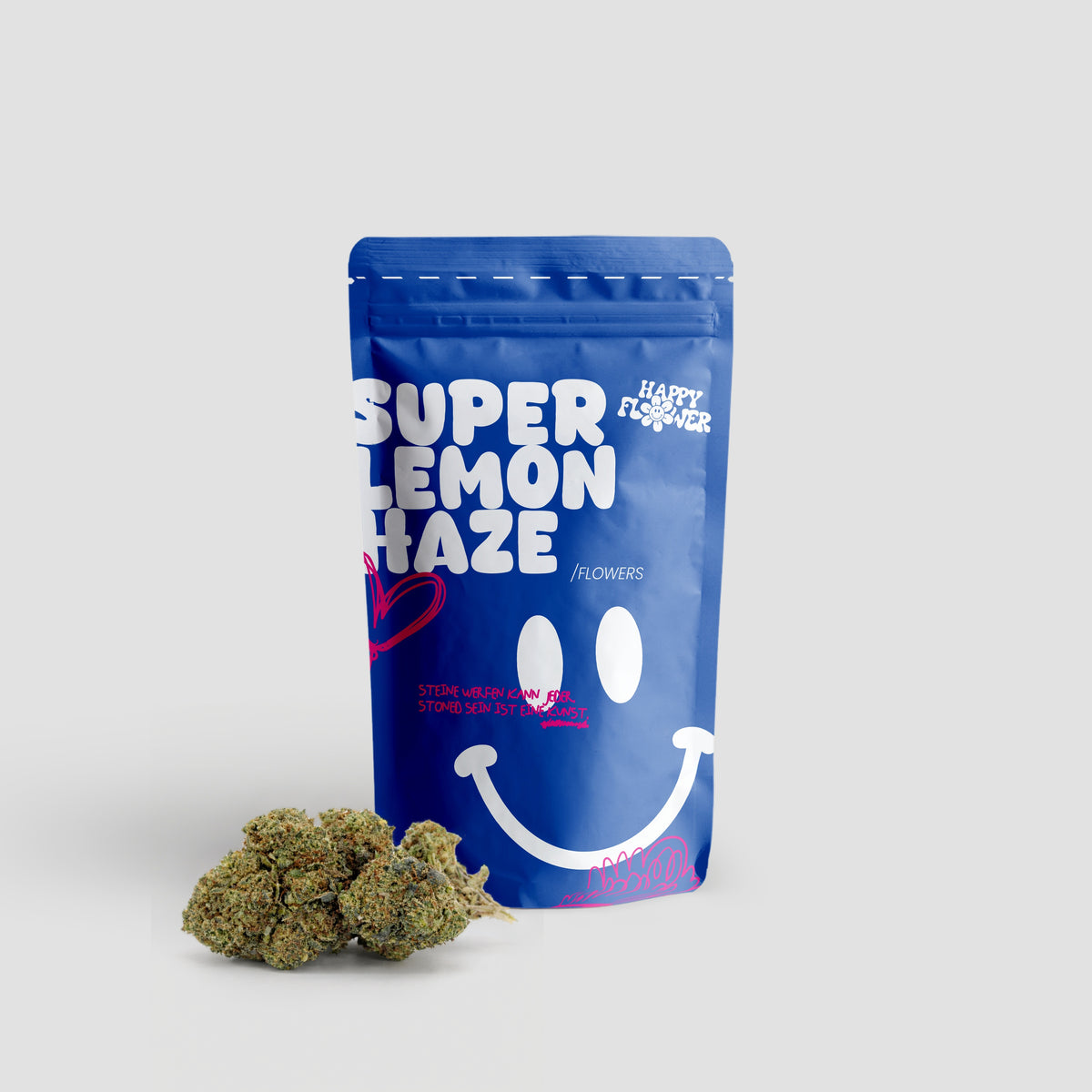 Happy Flower Super Lemon Haze Flowers in blauer Standbeutel-Verpackung mit mehreren Cannabisblüten im Vordergrund auf hellem Hintergrund.