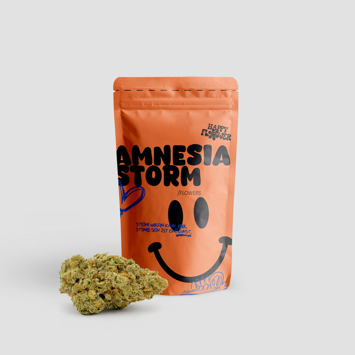Happy Flower Amnesia Storm Flowers in korallfarbener Standbeutel-Verpackung mit einer großen Cannabisblüte im Vordergrund auf hellem Hintergrund.