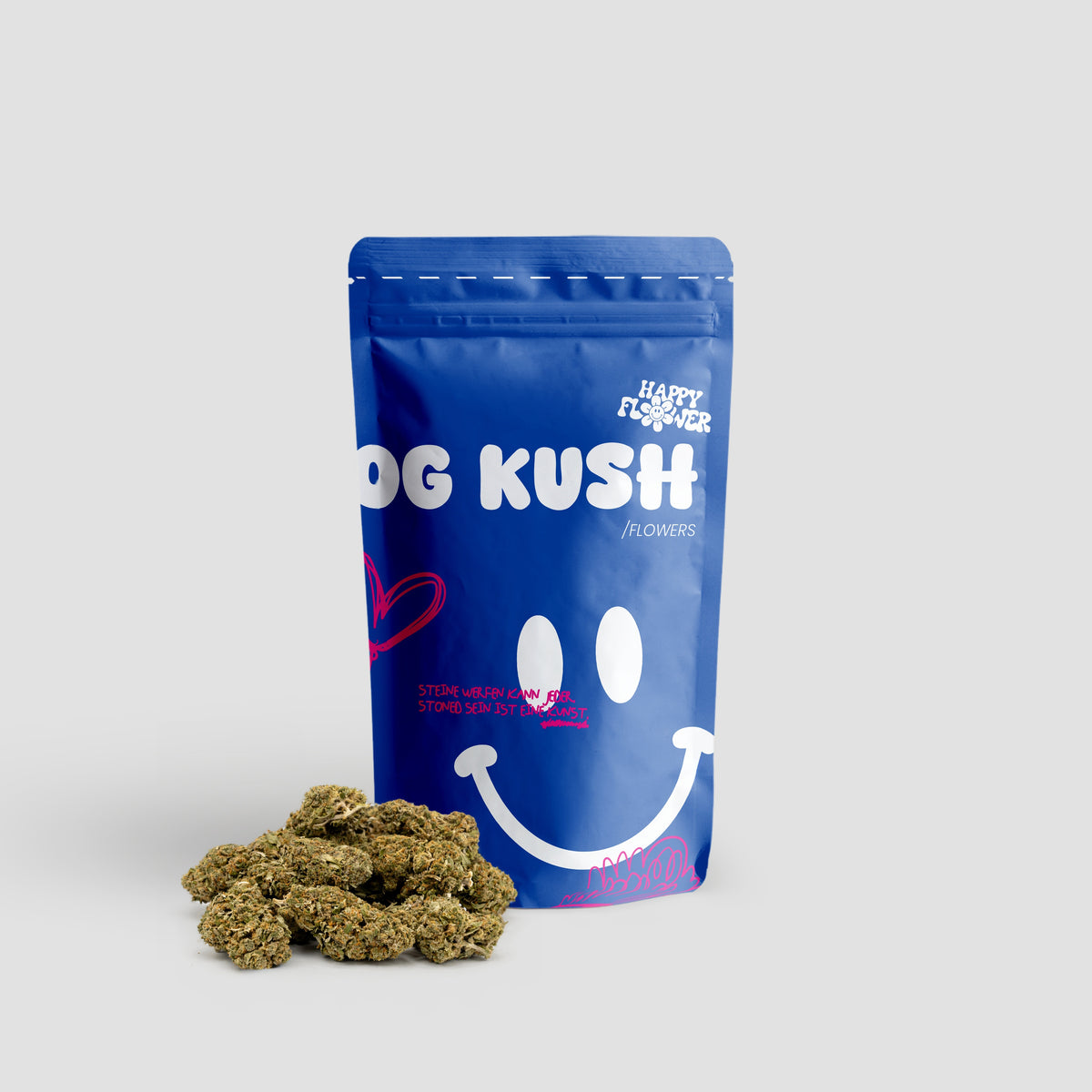 Happy Flower OG Kush Flowers in blauer Standbeutel-Verpackung mit mehreren Cannabisblüten im Vordergrund auf hellem Hintergrund.