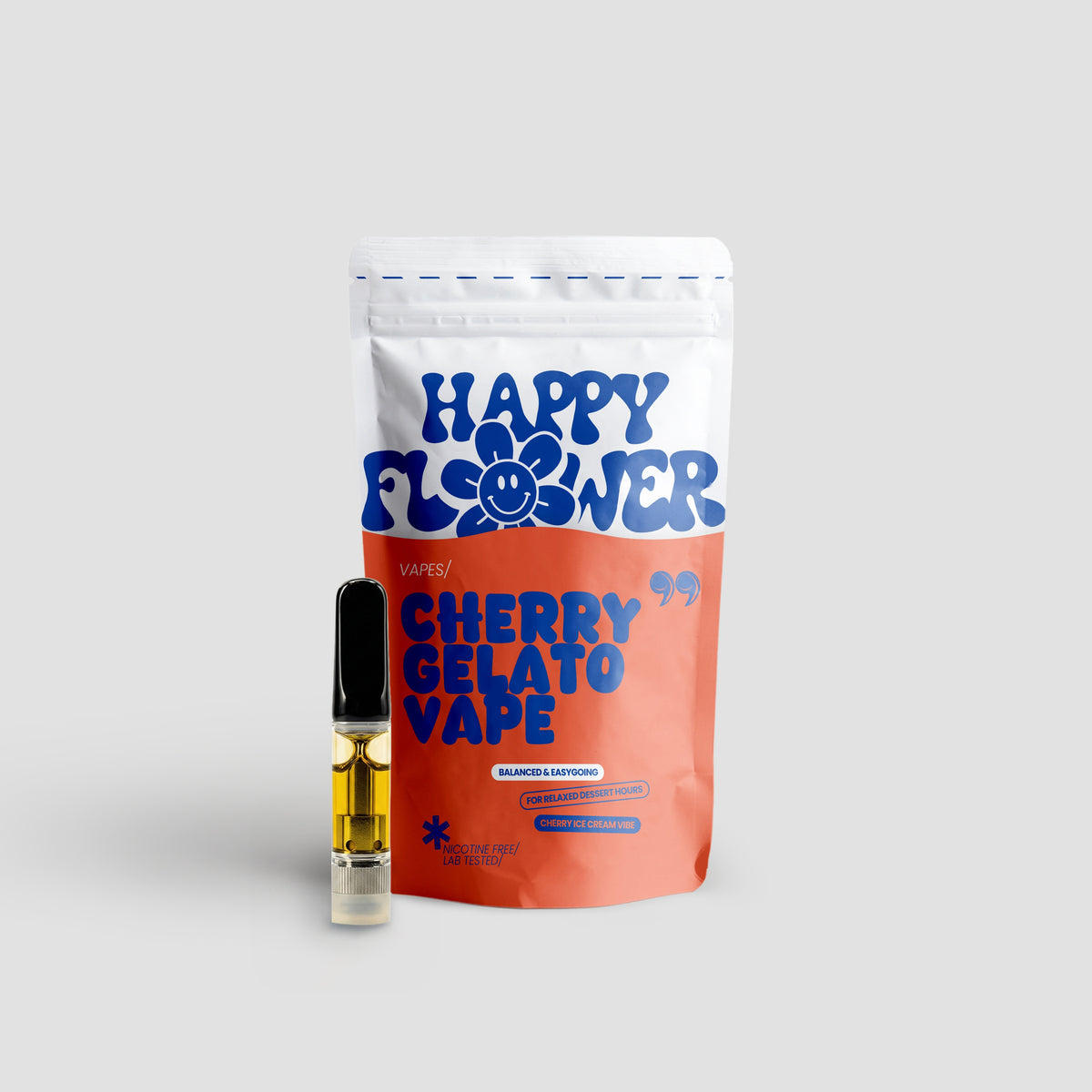 Happy Flower Cherry Gelato Vape mit weiß-korallfarbener Standbeutel-Verpackung und Vape-Kartusche mit goldfarbener Flüssigkeit auf hellem Hintergrund.