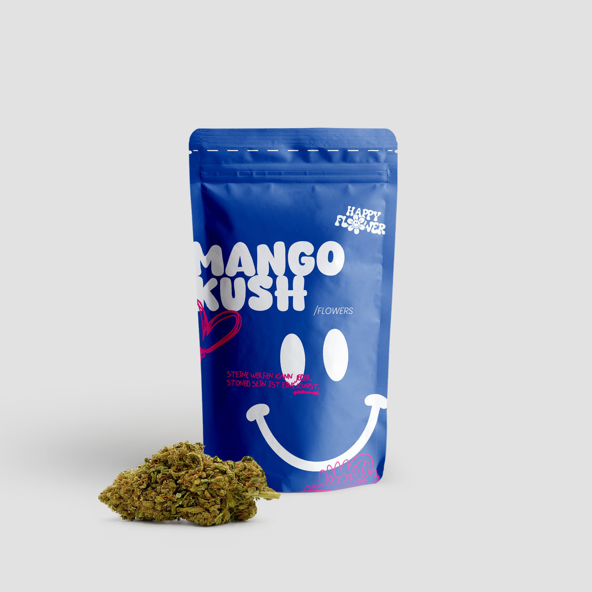 Happy Flower Mango Kush Flowers in blauer Standbeutel-Verpackung mit mehreren Cannabisblüten im Vordergrund auf hellem Hintergrund.