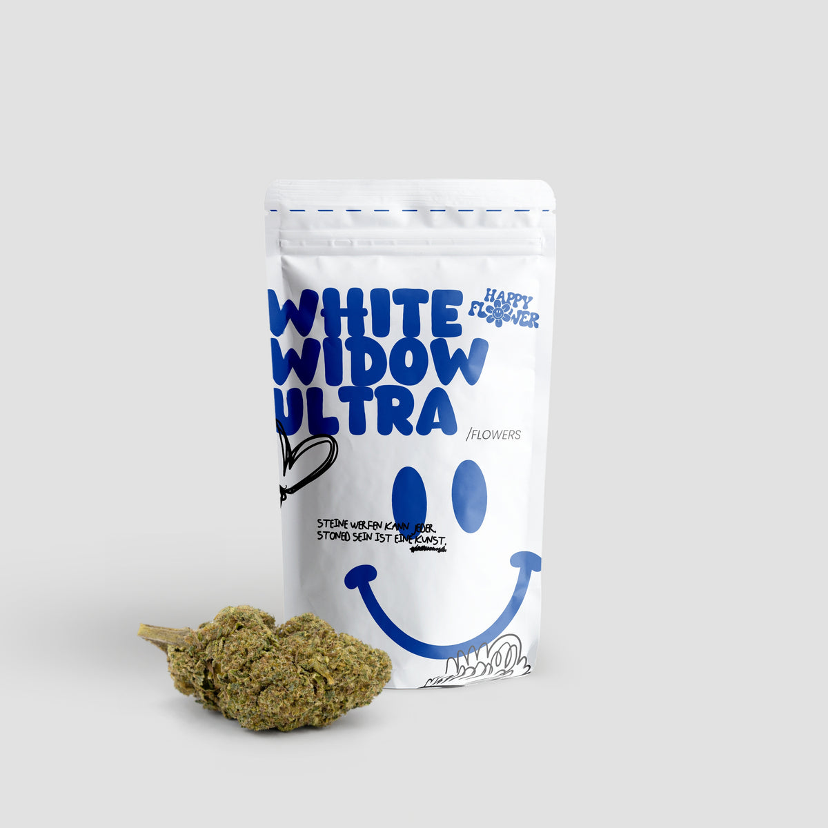 Happy Flower White Widow Ultra CBD Flowers in weißer Standbeutel-Verpackung mit einer großen Cannabisblüte im Vordergrund auf hellem Hintergrund.