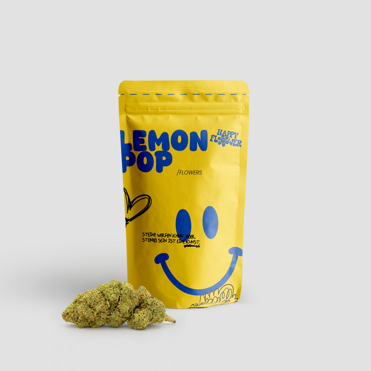 Happy Flower Lemon Pop Flowers in gelber Standbeutel-Verpackung mit mehreren Cannabisblüten im Vordergrund auf hellem Hintergrund.