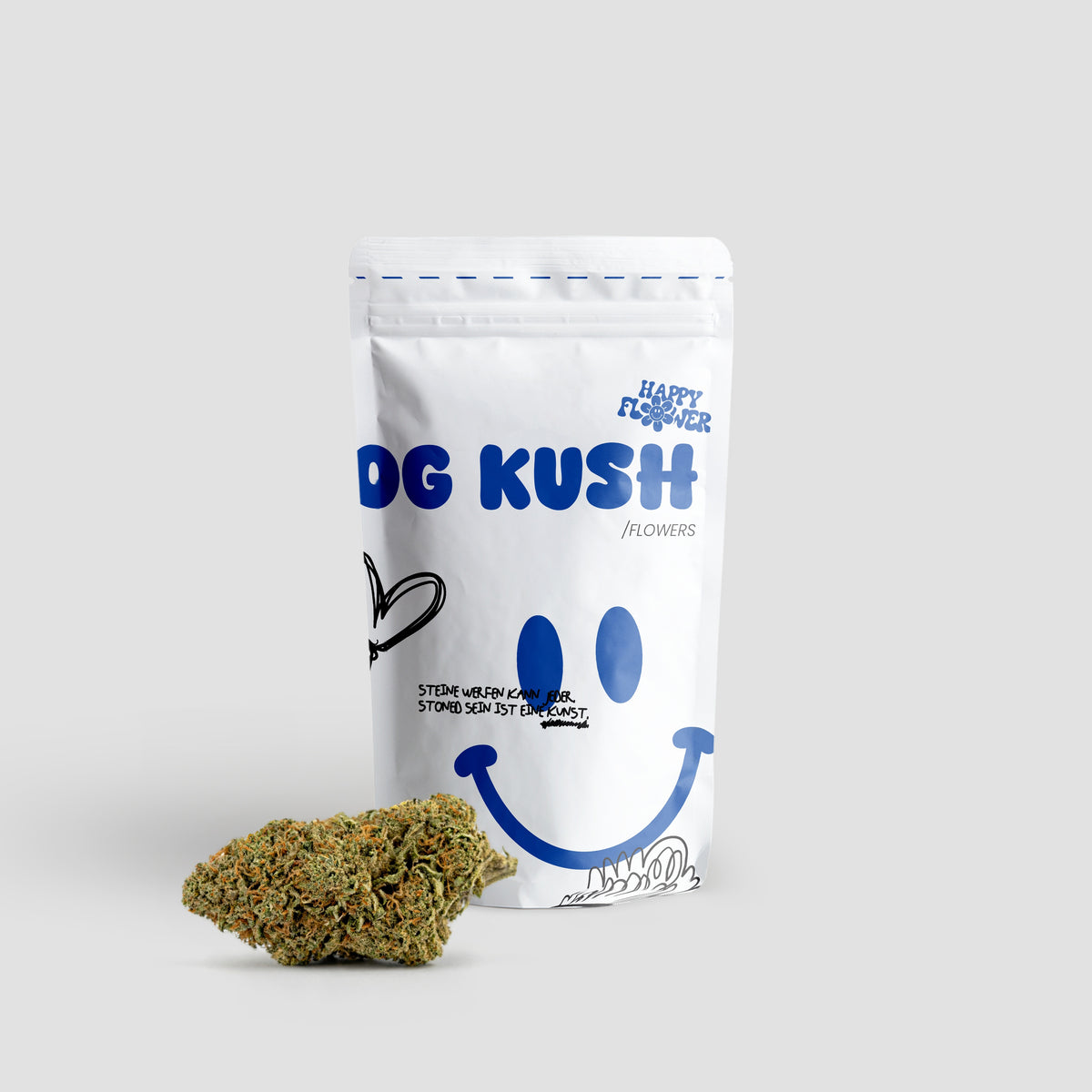 Happy Flower OG Kush CBD Flowers in weißer Standbeutel-Verpackung mit einer großen Cannabisblüte im Vordergrund auf hellem Hintergrund.
