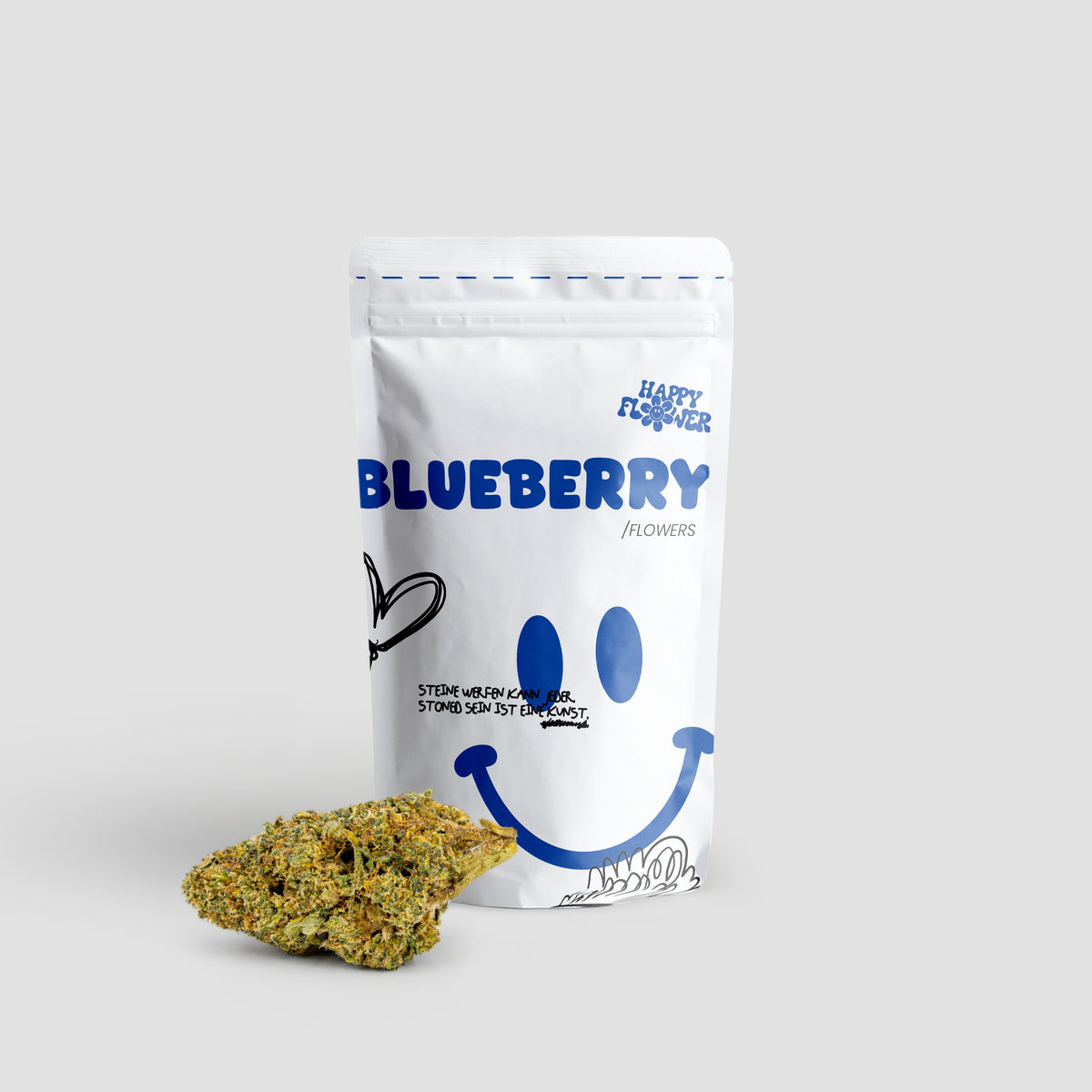 Happy Flower Blueberry CBD Flowers in weißer Standbeutel-Verpackung mit einer großen Cannabisblüte im Vordergrund auf hellem Hintergrund.