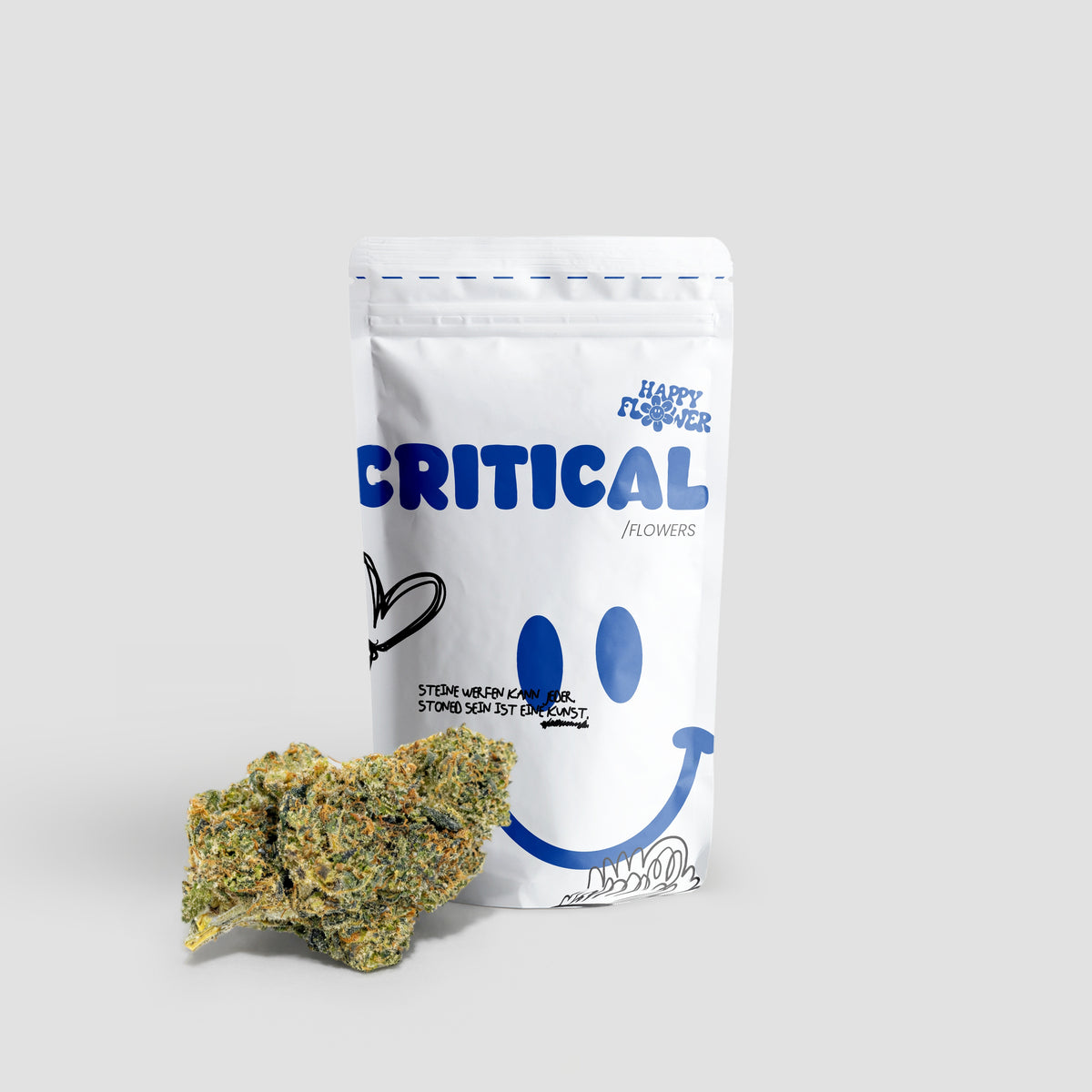 Happy Flower Critical CBD Flowers in weißer Standbeutel-Verpackung mit einer großen Cannabisblüte im Vordergrund auf hellem Hintergrund.