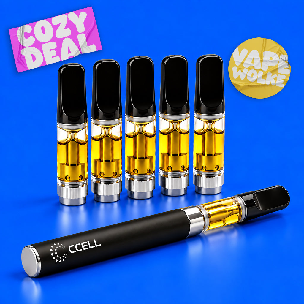 Fünf goldgelb gefüllte CCELL Vape-Kartuschen mit schwarzen Mundstücken stehen auf leuchtend blauem Hintergrund. Davor liegt ein schwarzer Vape-Pen mit weißem CCELL-Logo. Natürliche Reflexionen und dezente Schatten.