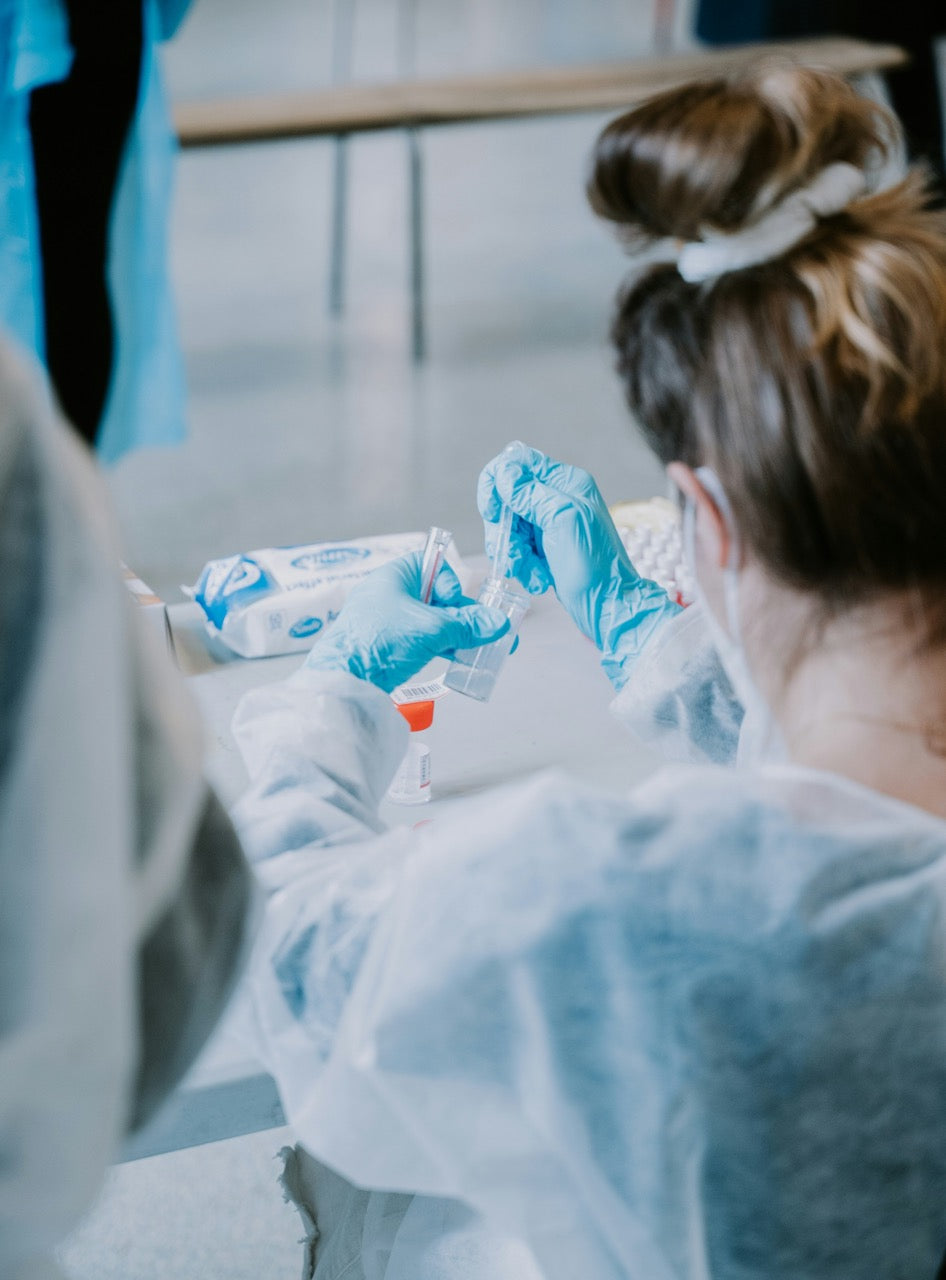 Chemiker der die 3-FPO Wirkung erklärt – Fokus, Energie, Risiken und rechtliche Infos 2025