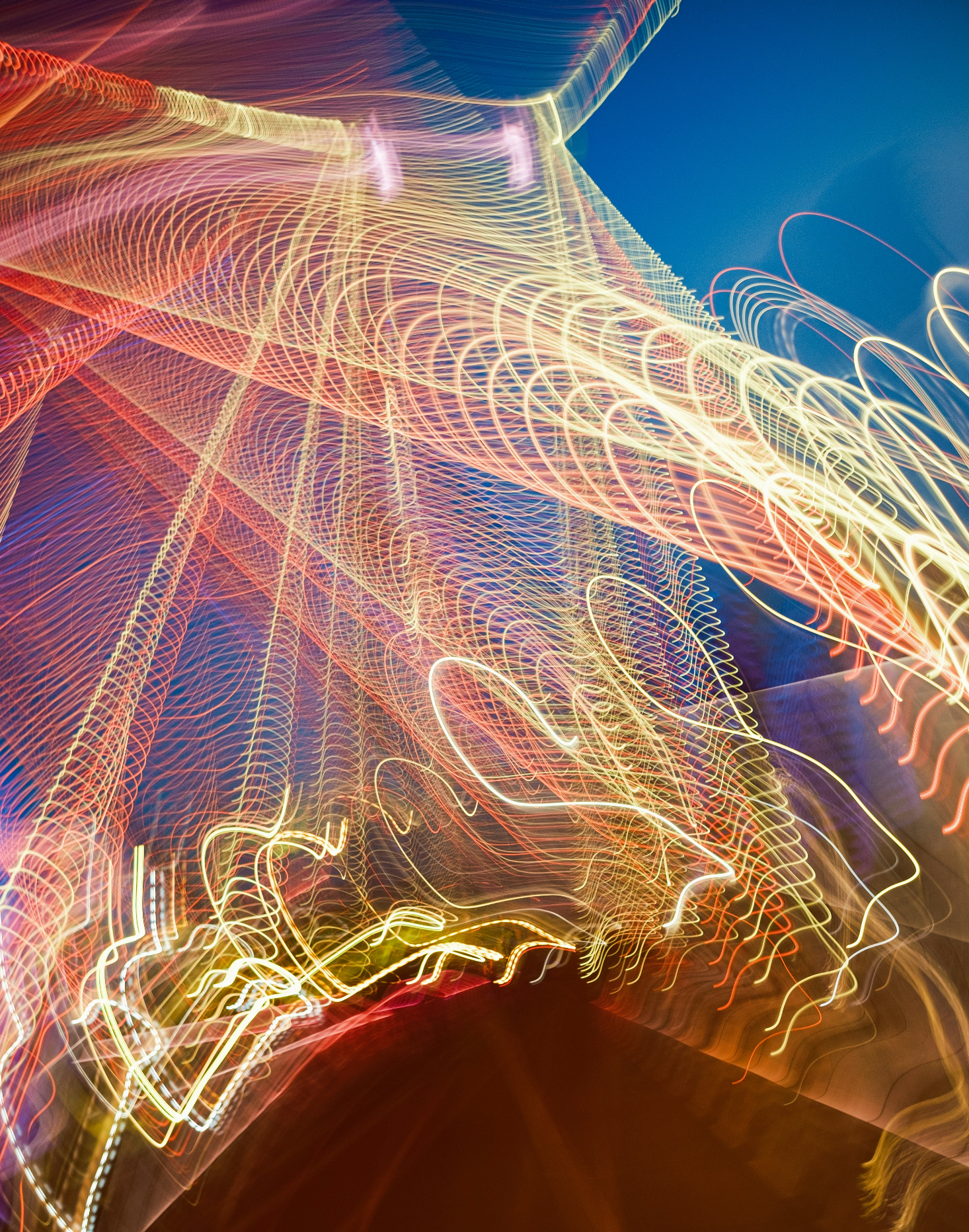 1BP-LSD auf Blotter neben deutschem Gesetzbuch zur Darstellung von Legalität und Wirkung