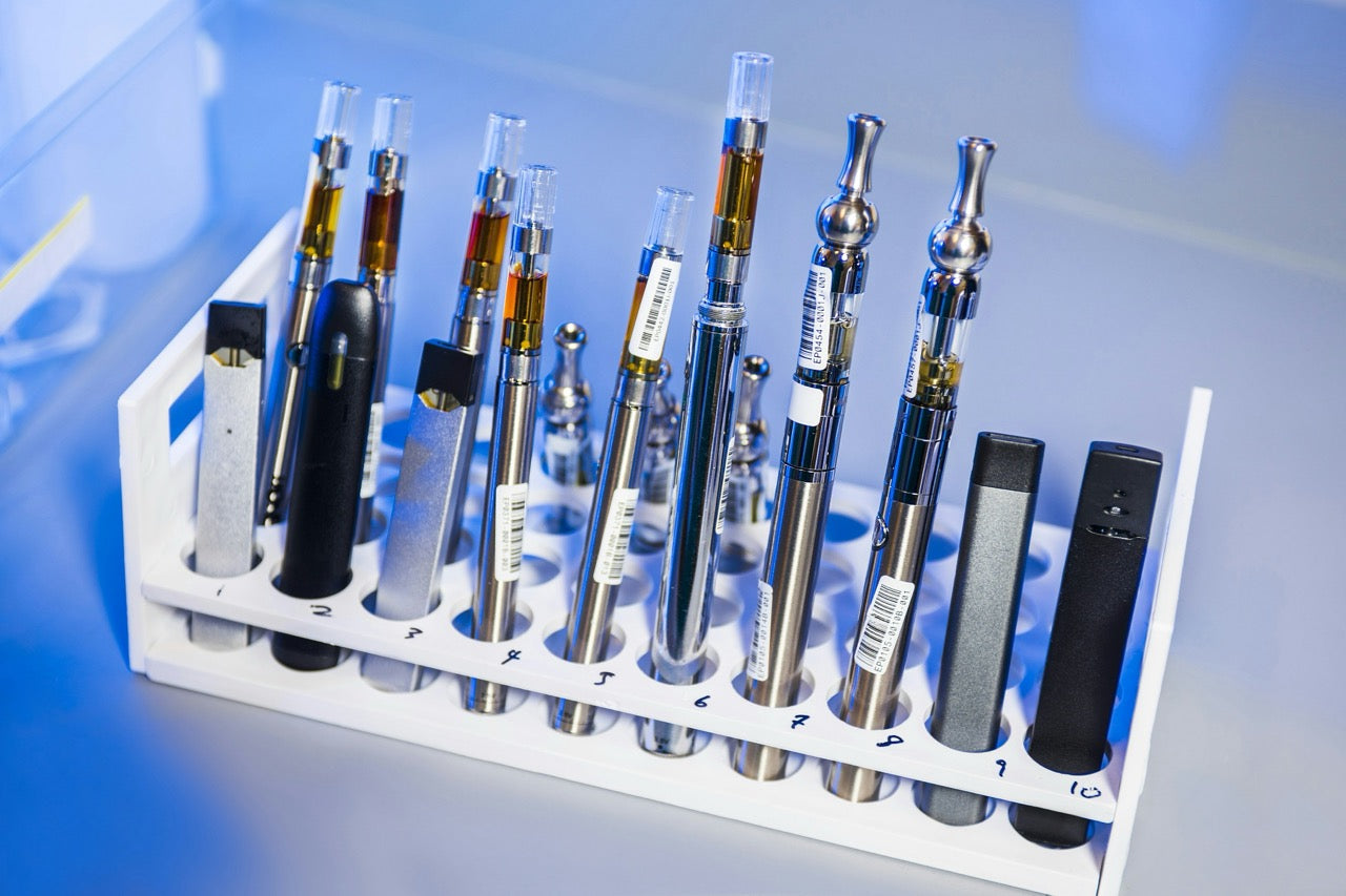 HHC Vapes in verschiedenen Geschmacksrichtungen und Verpackungsgrößen