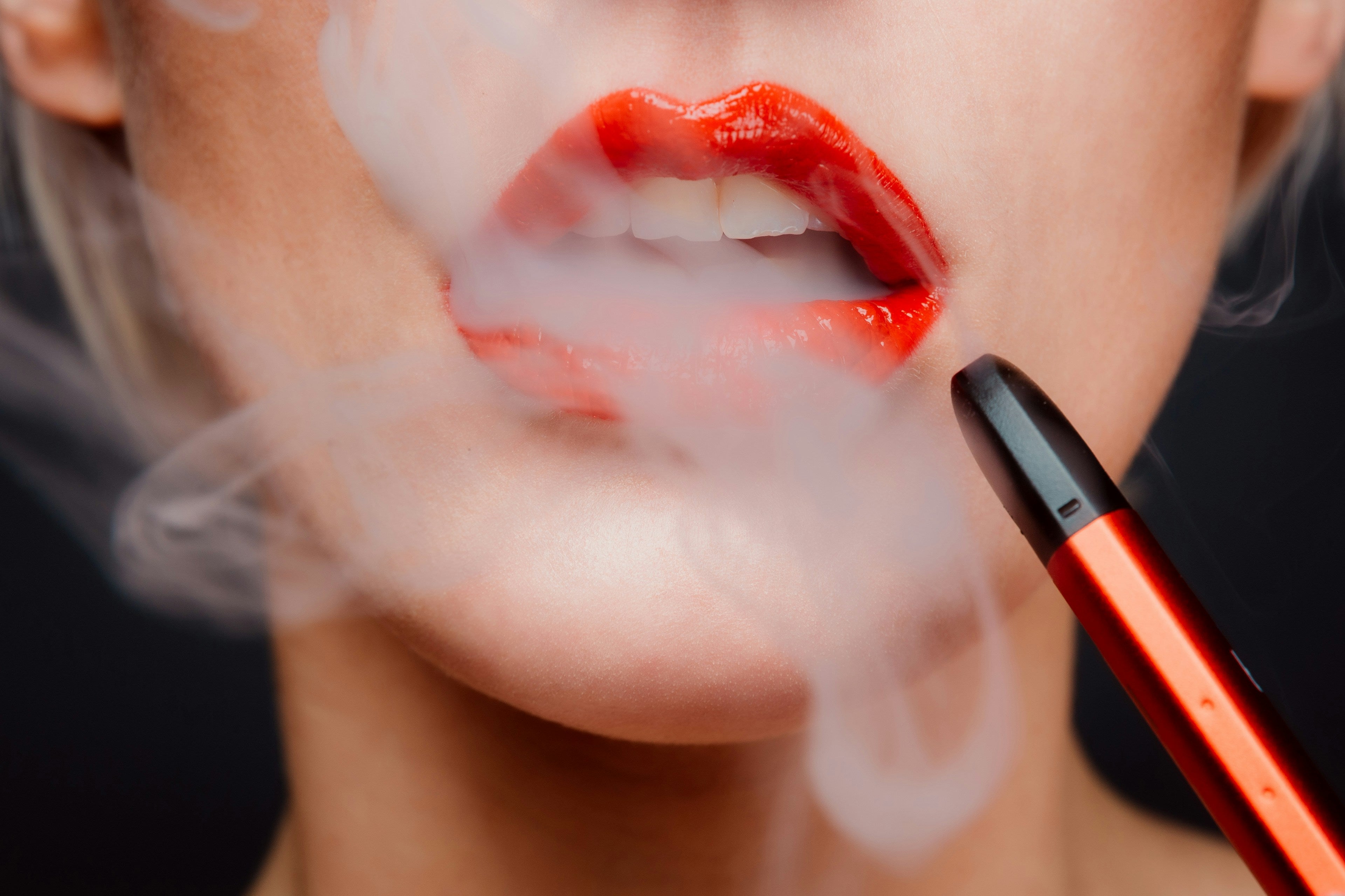 Moderne THC Vape mit goldenem Öl – THC Vape Wirkung und Anwendung im Überblick.