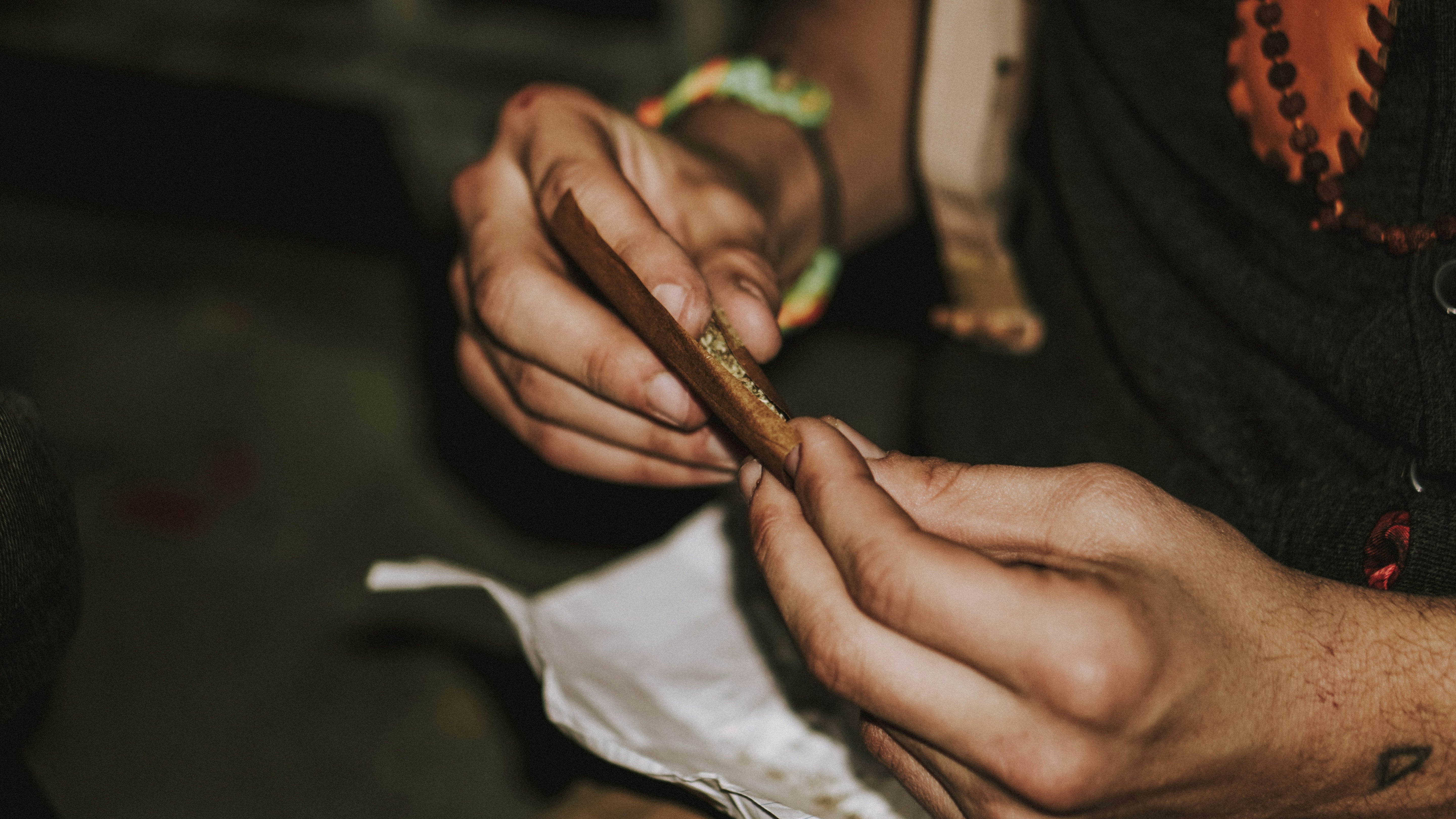 THC Vape, Gummibärchen und Joint nebeneinander – THC Vapes vs. Edibles vs. Joints im direkten Vergleich.