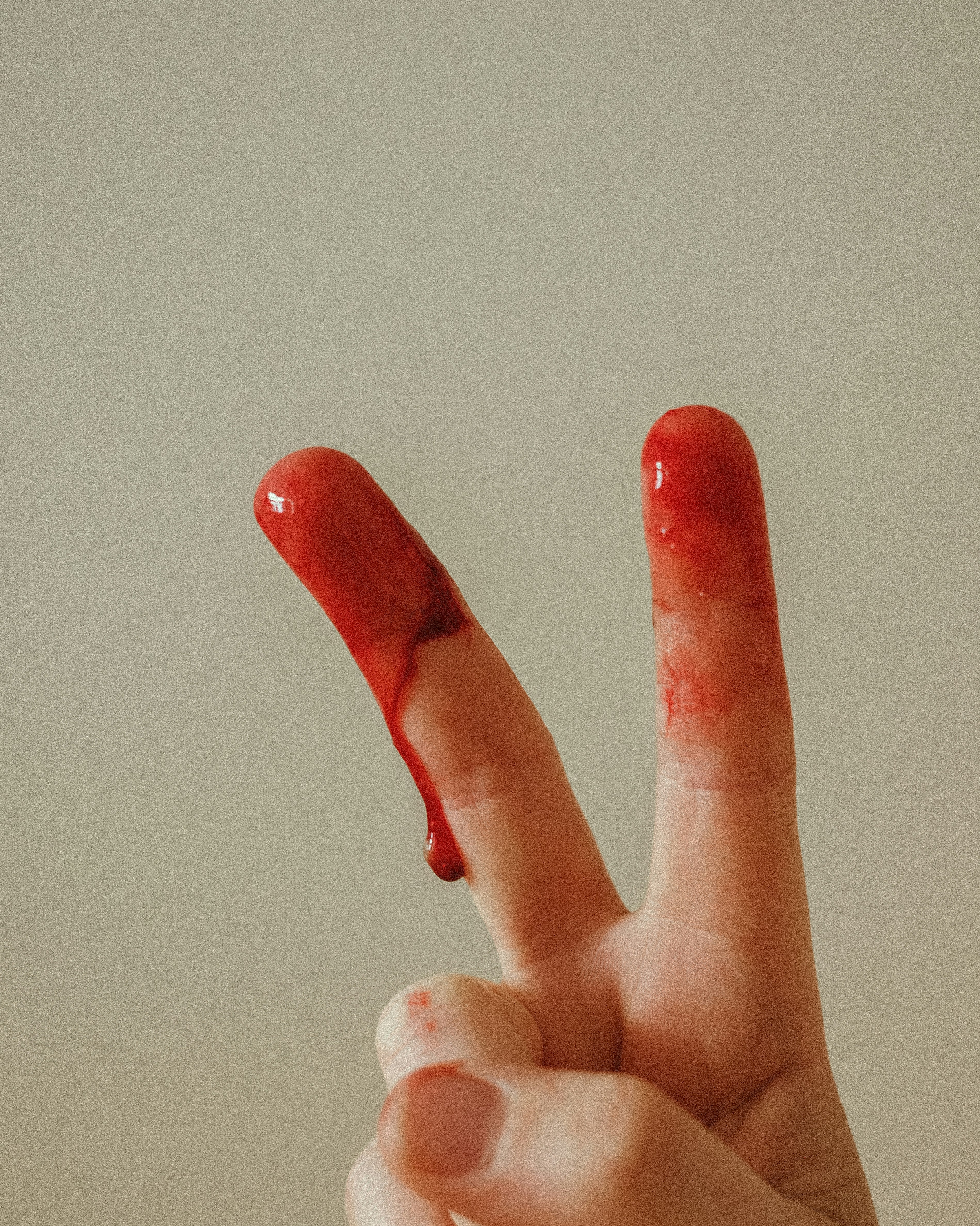 Frau entspannt mit Tasse Tee und Hanfprodukt – Cannabis bei Menstruationsschmerzen und chronischen Entzündungen.