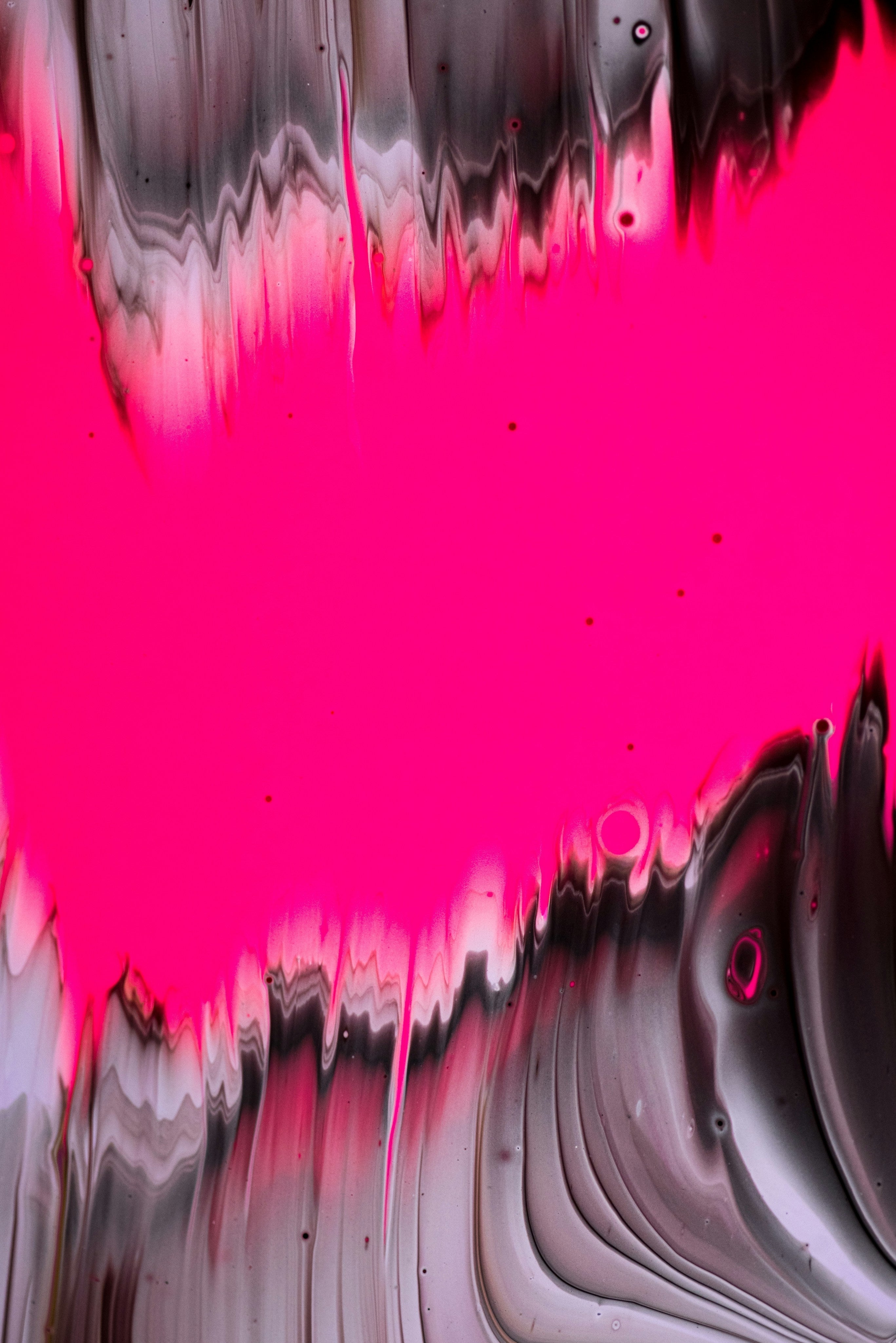 Symbolische Darstellung von LSD-Molekülen vor juristischen Gesetzesakten – verdeutlicht das 1S-LSD Verbot durch das NpSG.