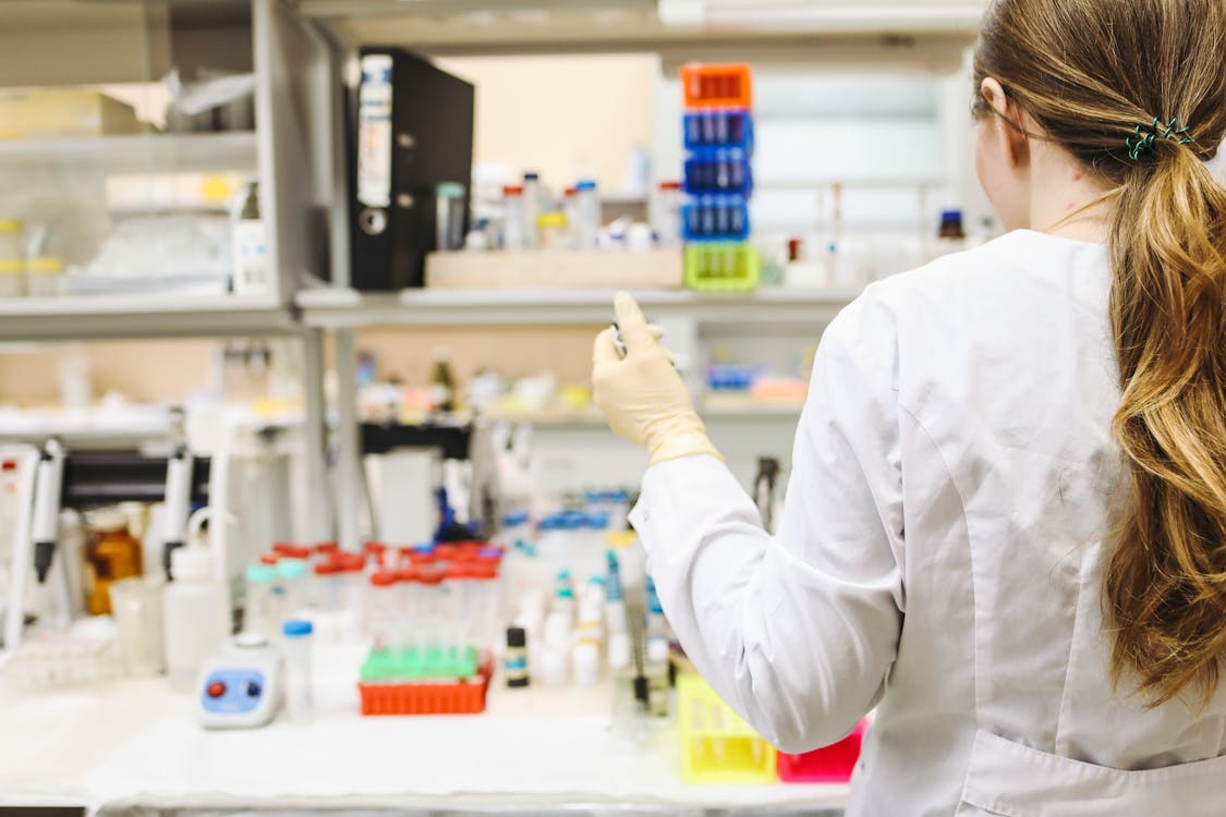 Laborwissenschaftlerin analysiert Proben für Cannabis-Drogentest Nachweisbarkeit