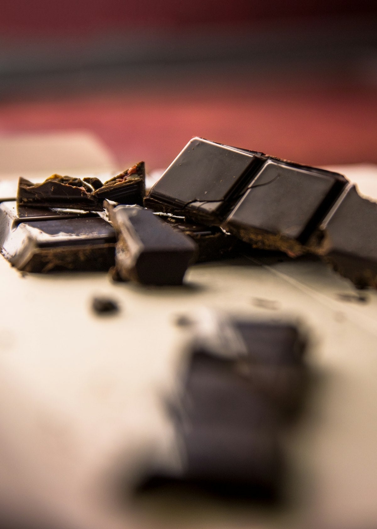 THC Schokolade kaufen – Dunkle Schokoladenstücke als Cannabis Edible