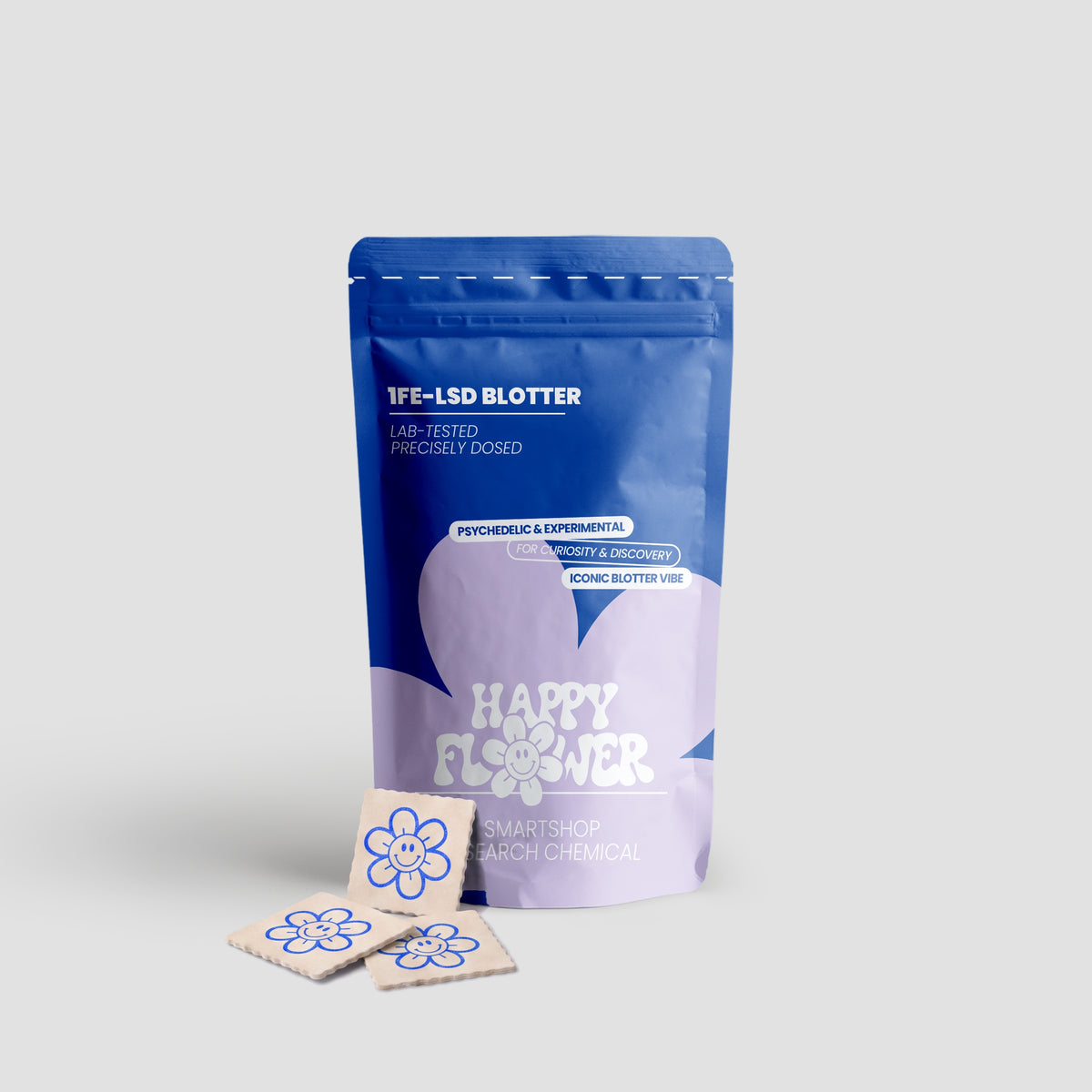 Happy Flower 1FE-LSD Blotter in blau-lilafarbener Standbeutel-Verpackung mit mehreren bedruckten Blotter-Papieren im Vordergrund auf hellem Hintergrund.