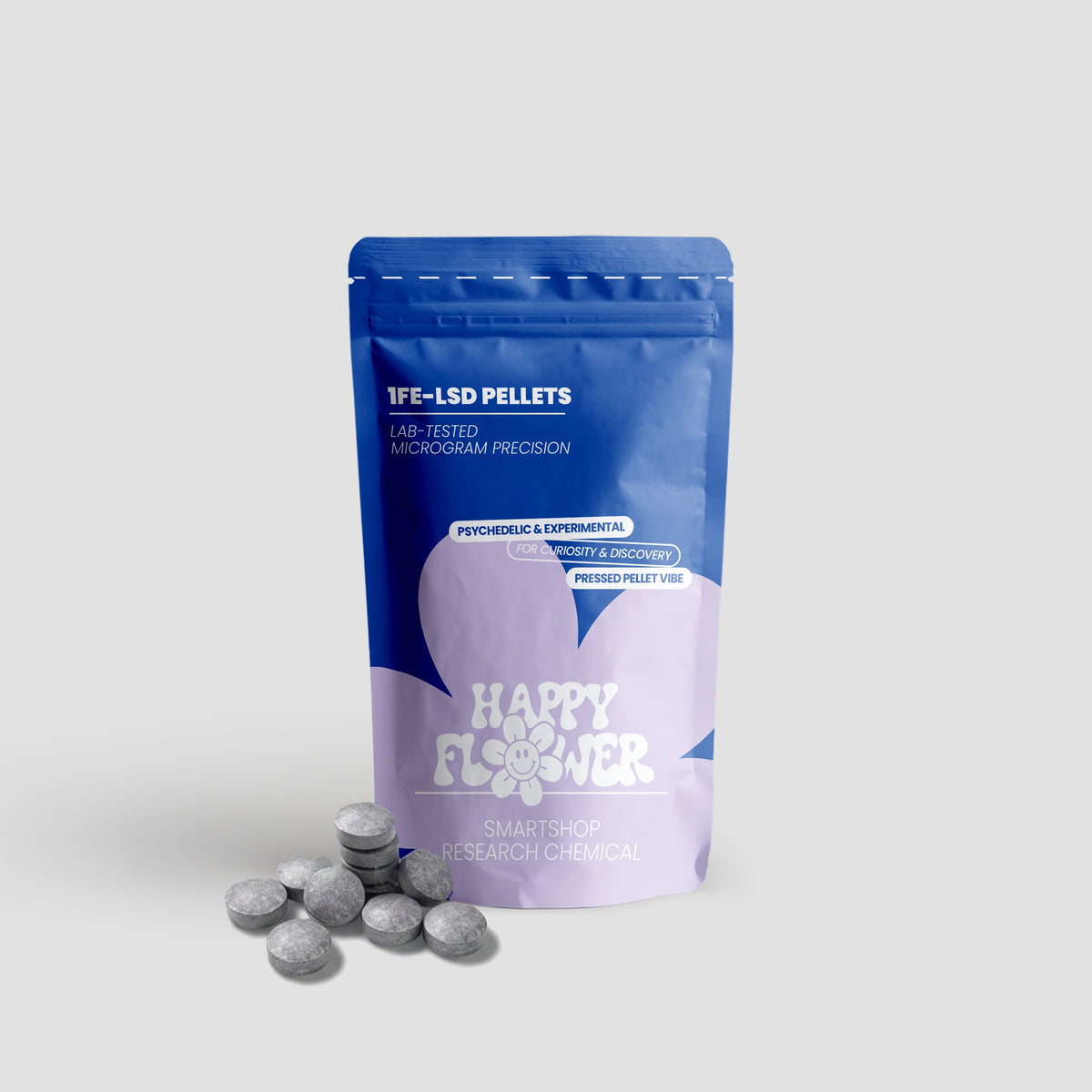 Happy Flower 1FE-LSD Pellets in blau-lilafarbener Standbeutel-Verpackung mit mehreren grauen Pellets im Vordergrund auf hellem Hintergrund.