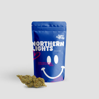 Happy Flower Northern Lights Flowers in blauer Standbeutel-Verpackung mit einer großen Cannabisblüte im Vordergrund auf hellem Hintergrund.