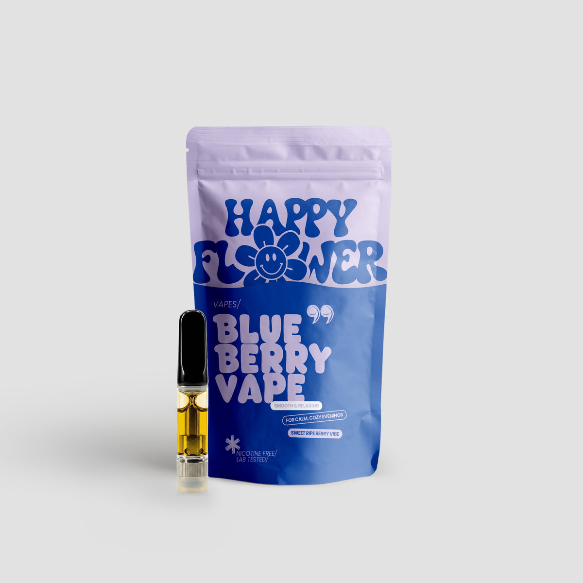 Happy Flower Blueberry Vape mit blau-lilafarbener Standbeutel-Verpackung und Vape-Kartusche mit goldfarbener Flüssigkeit auf hellem Hintergrund.