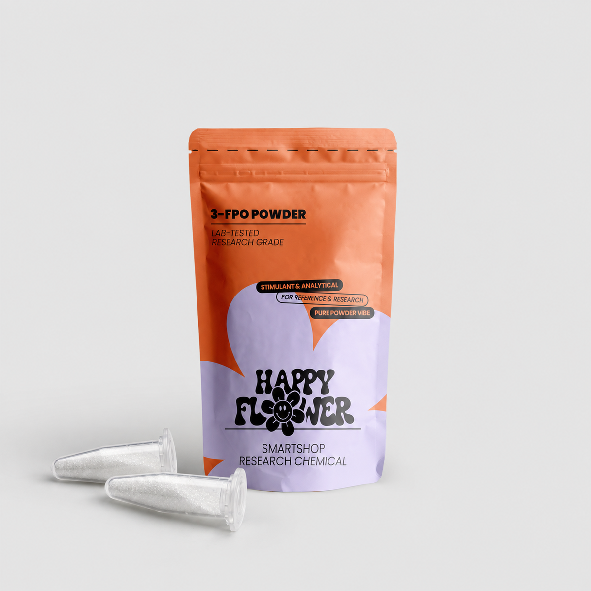Happy Flower 3-FPO Powder in korall-lilafarbener Standbeutel-Verpackung mit zwei transparenten Behältern und weißem Pulver im Vordergrund auf hellem Hintergrund.