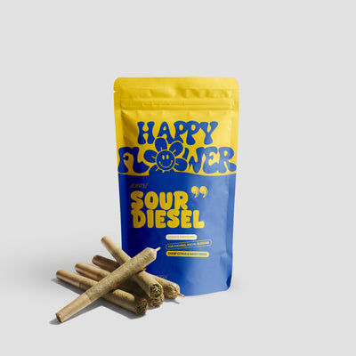 Happy Flower Sour Diesel Joints in gelb-blauer Standbeutel-Verpackung mit mehreren vorgedrehten Joints im Vordergrund auf hellem Hintergrund.
