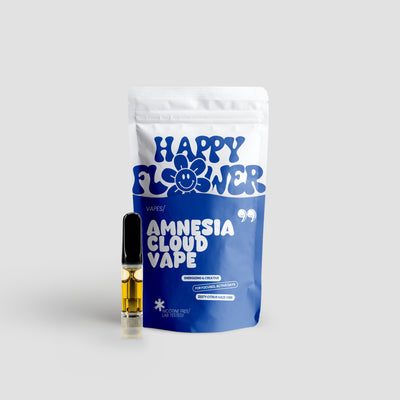 Happy Flower Amnesia Cloud Vape mit weiß-blauer Standbeutel-Verpackung und Vape-Kartusche mit goldfarbener Flüssigkeit auf hellem Hintergrund.
