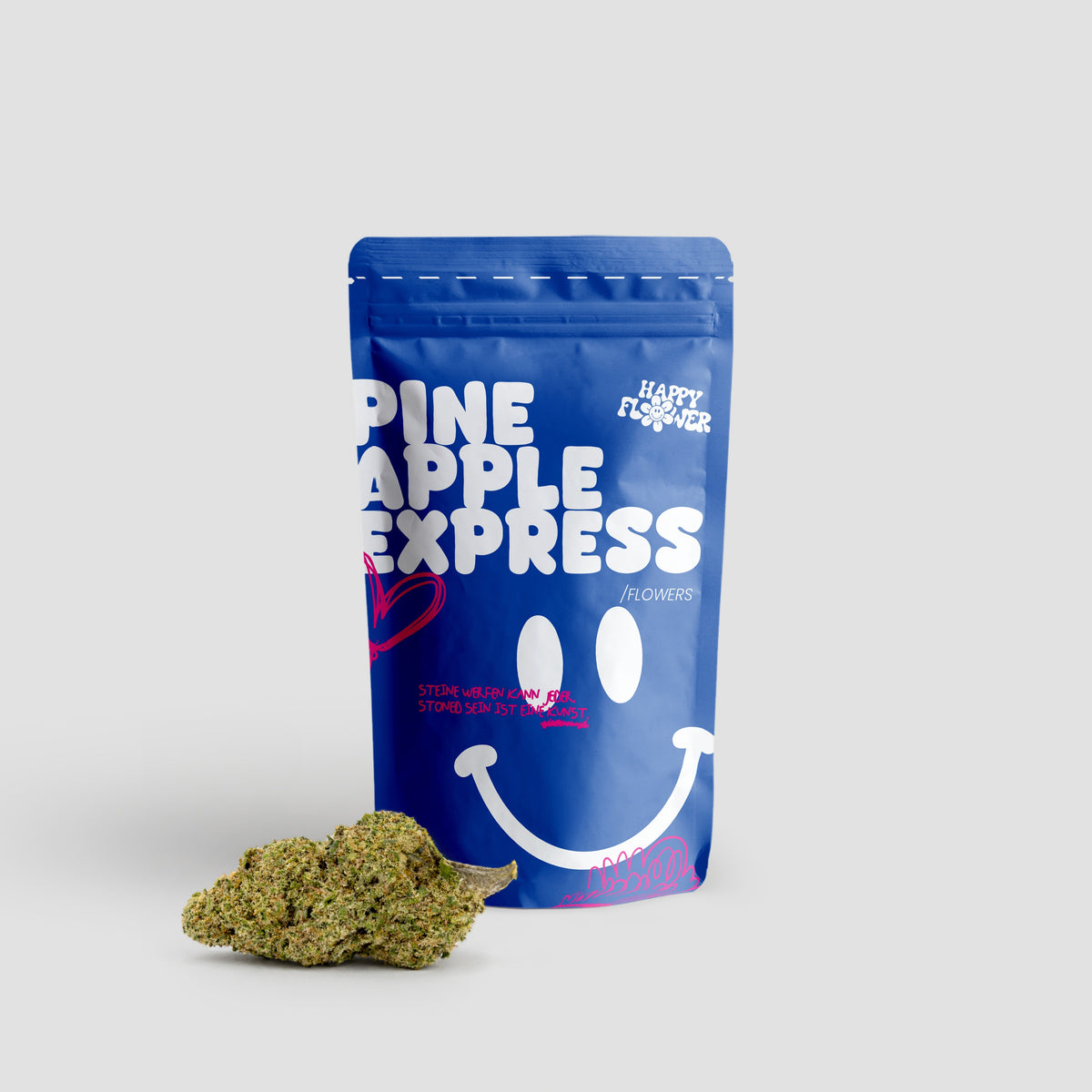 Happy Flower Pineapple Express Flowers in blauer Standbeutel-Verpackung mit einer großen Cannabisblüte im Vordergrund auf hellem Hintergrund.