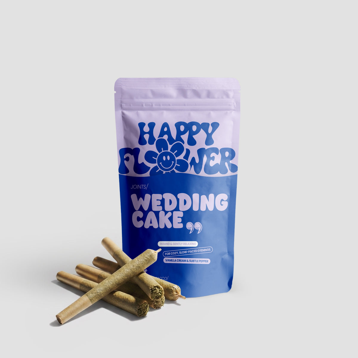 **Alt-Text:**
Happy Flower Wedding Cake Joints in blau-lilafarbener Standbeutel-Verpackung mit mehreren vorgedrehten Joints im Vordergrund auf hellem Hintergrund.
