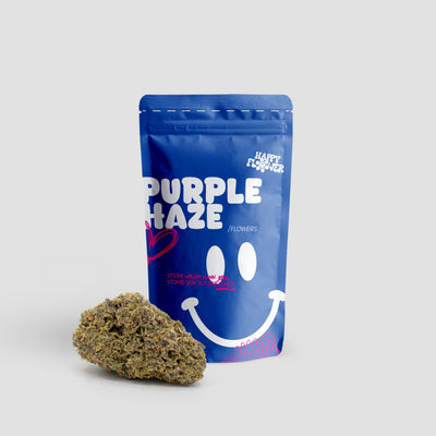 Happy Flower Purple Haze Flowers in blauer Standbeutel-Verpackung mit einer großen Cannabisblüte im Vordergrund auf hellem Hintergrund.