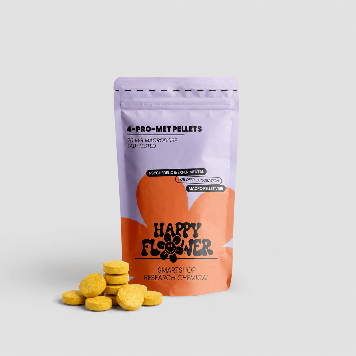 Happy Flower 4-PRO-MET Pellets 20 mg in lilafarben-korallfarbener Standbeutel-Verpackung mit mehreren gelben Pellets im Vordergrund auf hellem Hintergrund.
