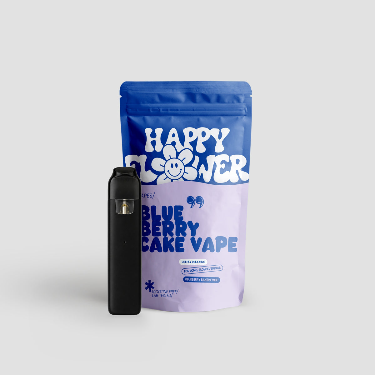 Happy Flower Blueberry Cake Vape mit blau-lilafarbener Standbeutel-Verpackung und schwarzem Vape-Gerät auf hellem Hintergrund.