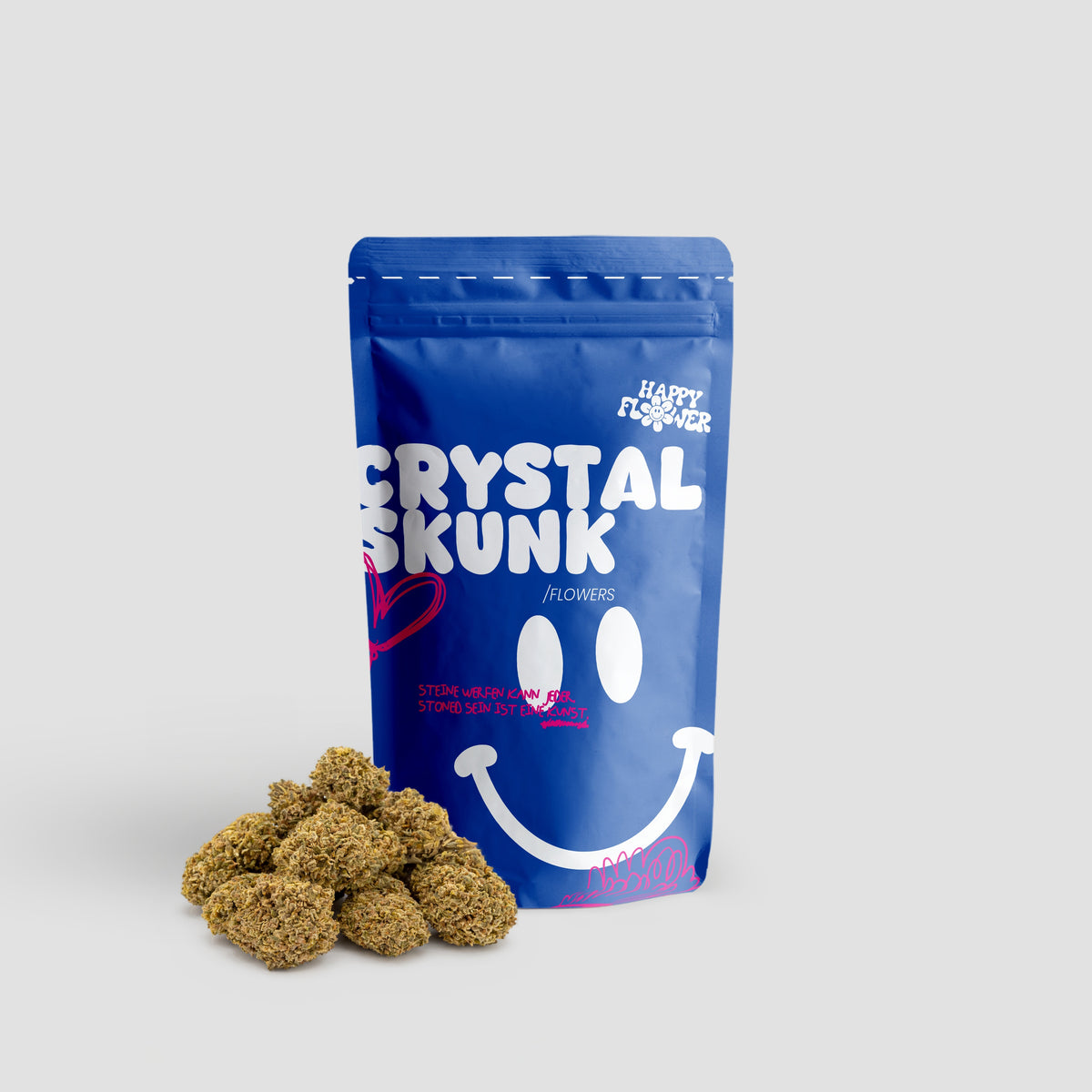 Happy Flower Crystal Skunk Flowers in blauer Standbeutel-Verpackung mit mehreren Cannabisblüten im Vordergrund auf hellem Hintergrund.