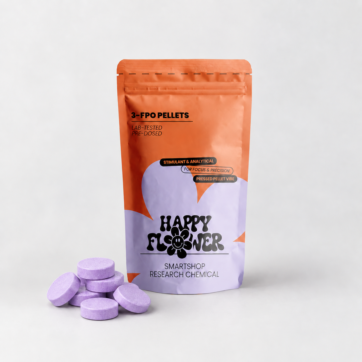 Happy Flower 3-FPO Pellets in korall-lilafarbener Standbeutel-Verpackung mit mehreren lilafarbenen Pellets im Vordergrund auf hellem Hintergrund.