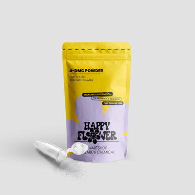 Happy Flower 4-DMC Powder in gelb-lilafarbener Standbeutel-Verpackung mit geöffnetem transparentem Behälter und weißem Pulver auf hellem Hintergrund.
